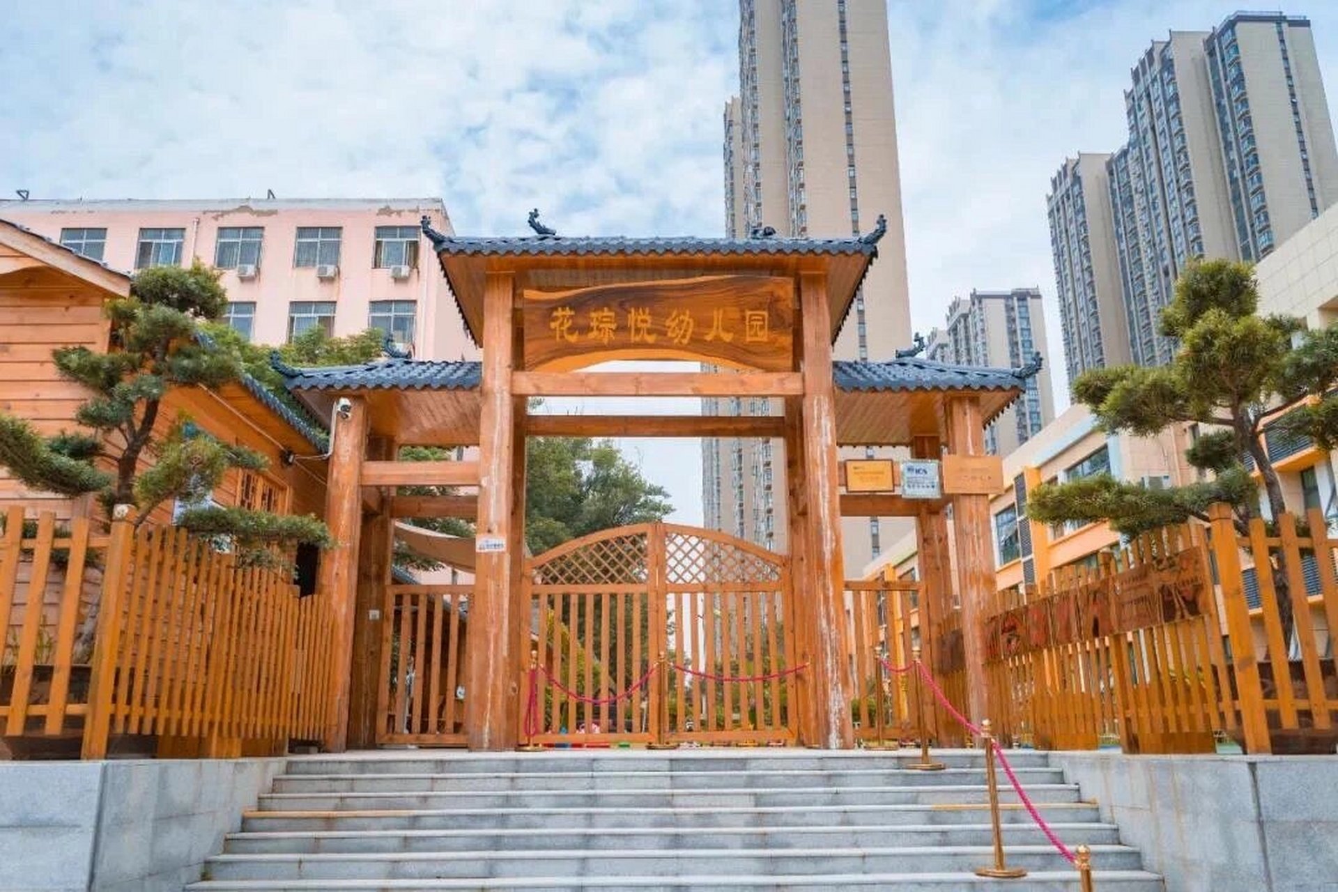 郑州市中原区幼儿园推荐(1) ①98华林幼儿园 	 看中式大门就知道