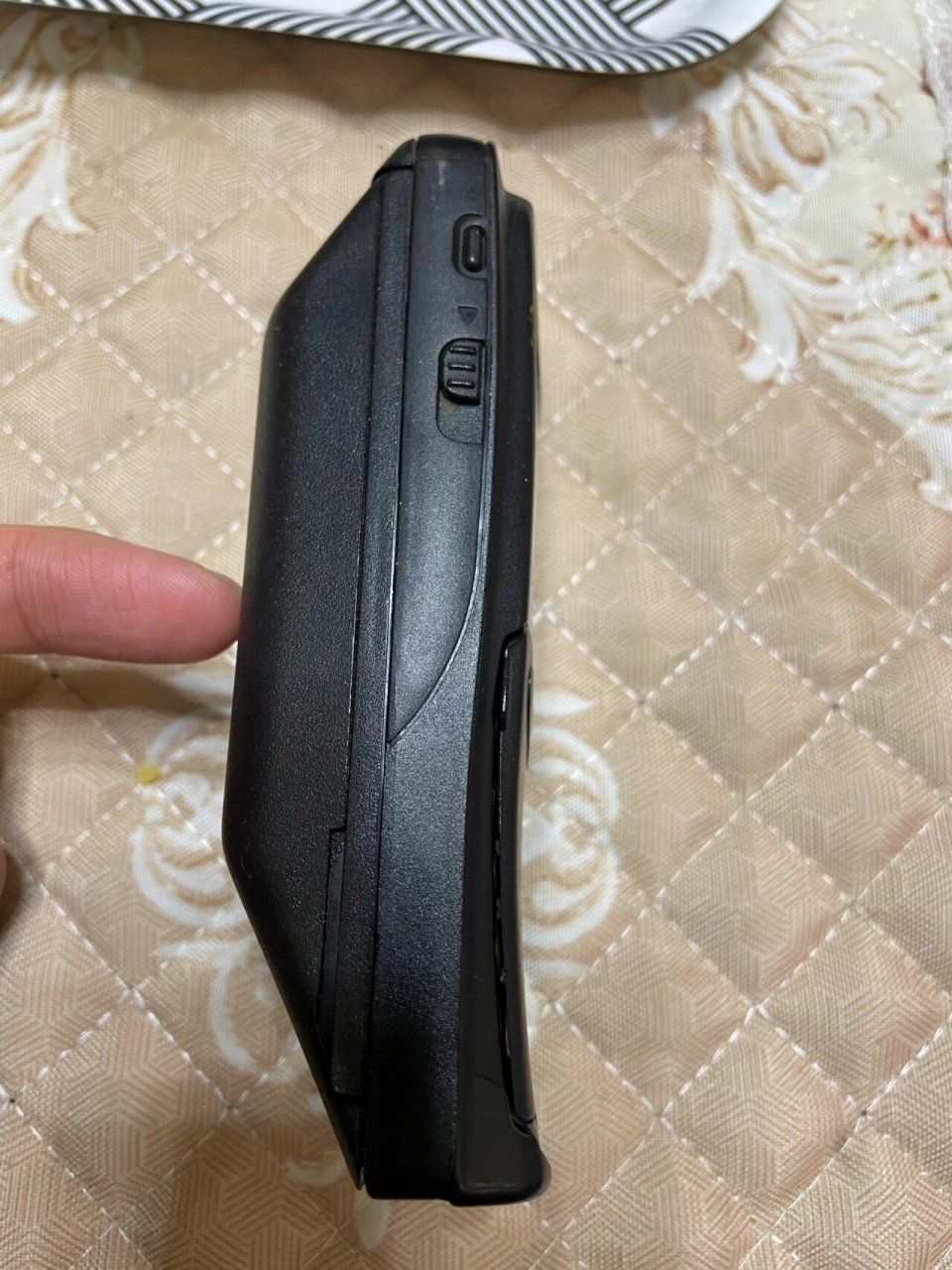 摩托罗拉gsm gc-87c 偶然翻出来的古董 1998年1月上市 不晓得怎么供电