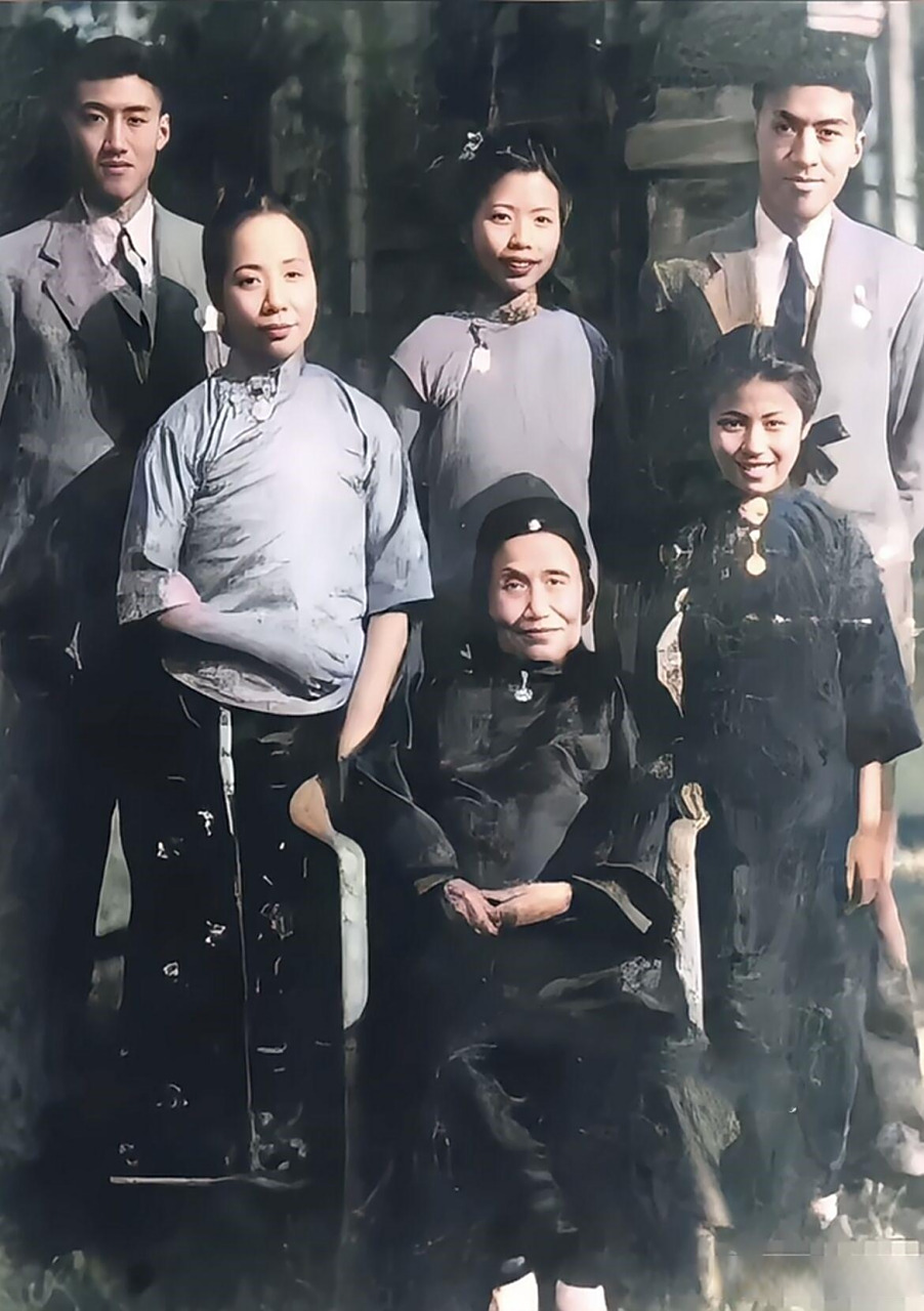 1941年,曾国藩的小女儿曾纪芬90大寿时拍下了这张珍贵的照片,此时的她