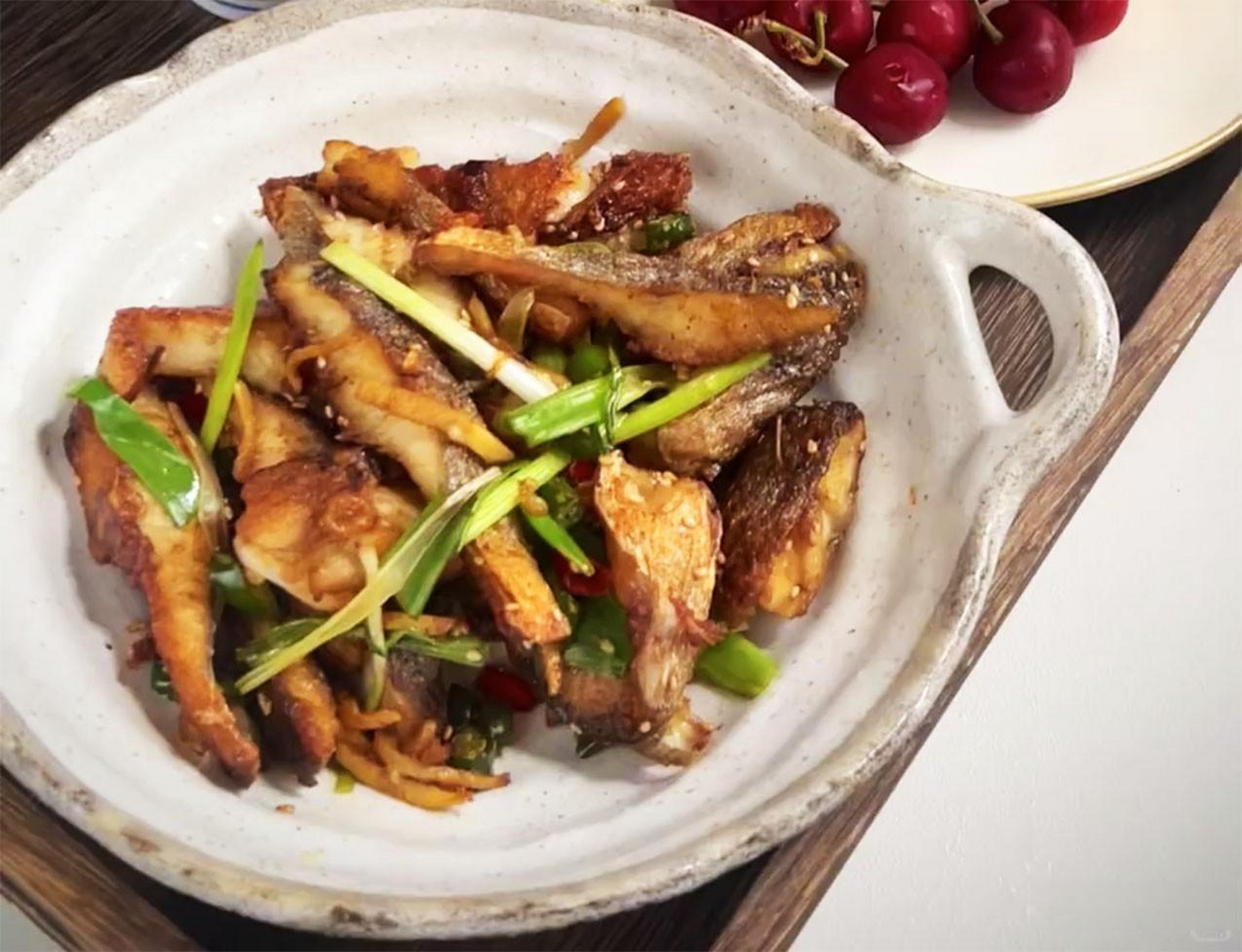 头条创作挑战赛 香煎海鲈鱼  食材&配料: 鲈鱼,料酒,生抽,盐,黑胡椒粉