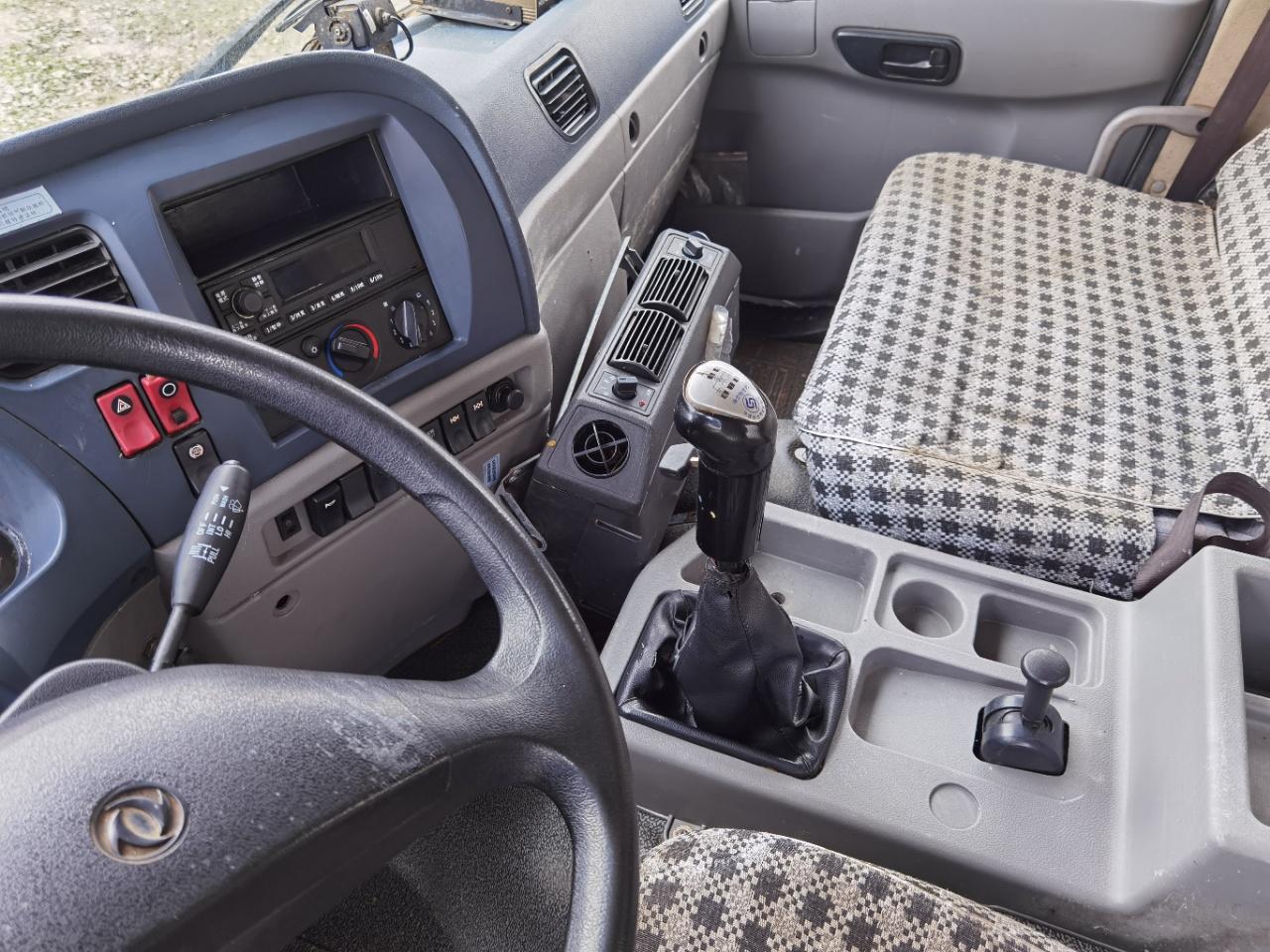 00钢丝胎,八档变速箱 5上装配置:前冲,后洒,侧喷,尾部高炮,箭头