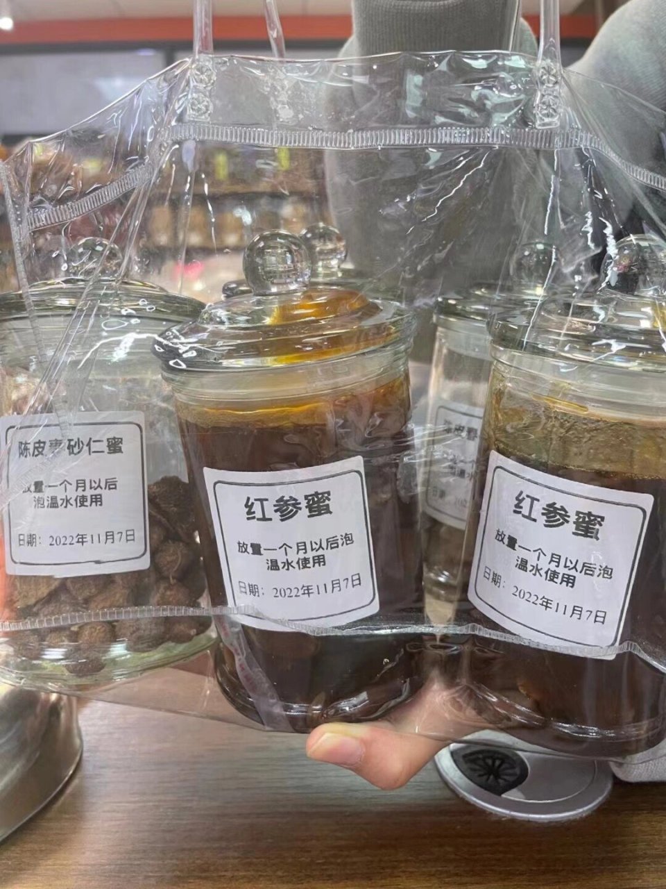 蜂蜜泡红参的功效与作用及食用方法(蜂蜜泡红参的比例是多少)