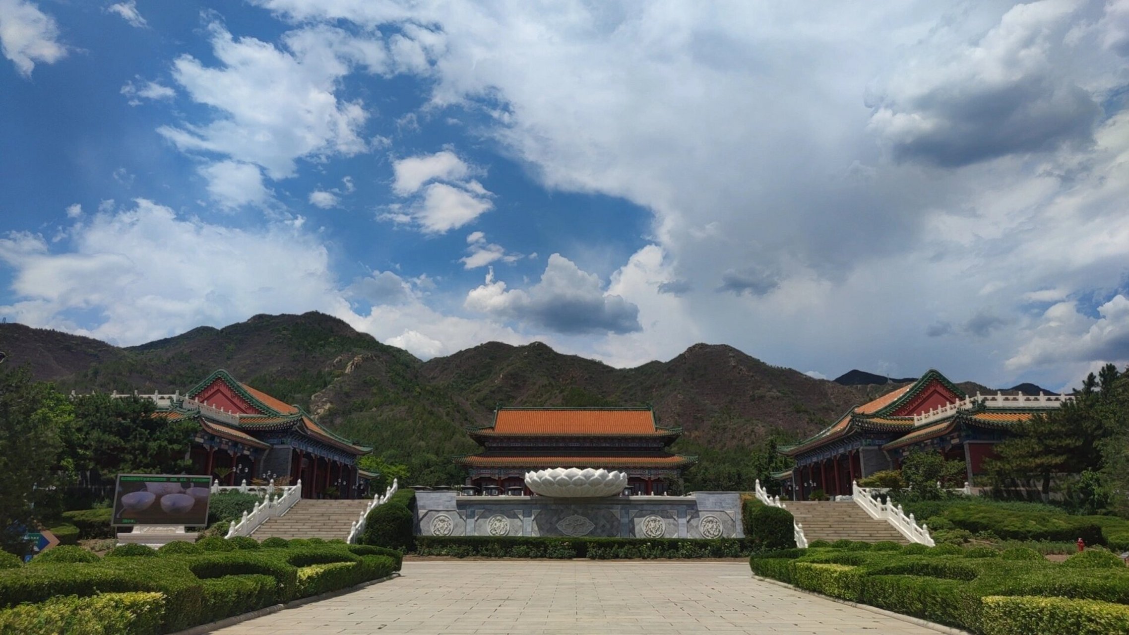 北京昌平天寿园 天寿陵园隶属于北京天寿陵园有限公司.