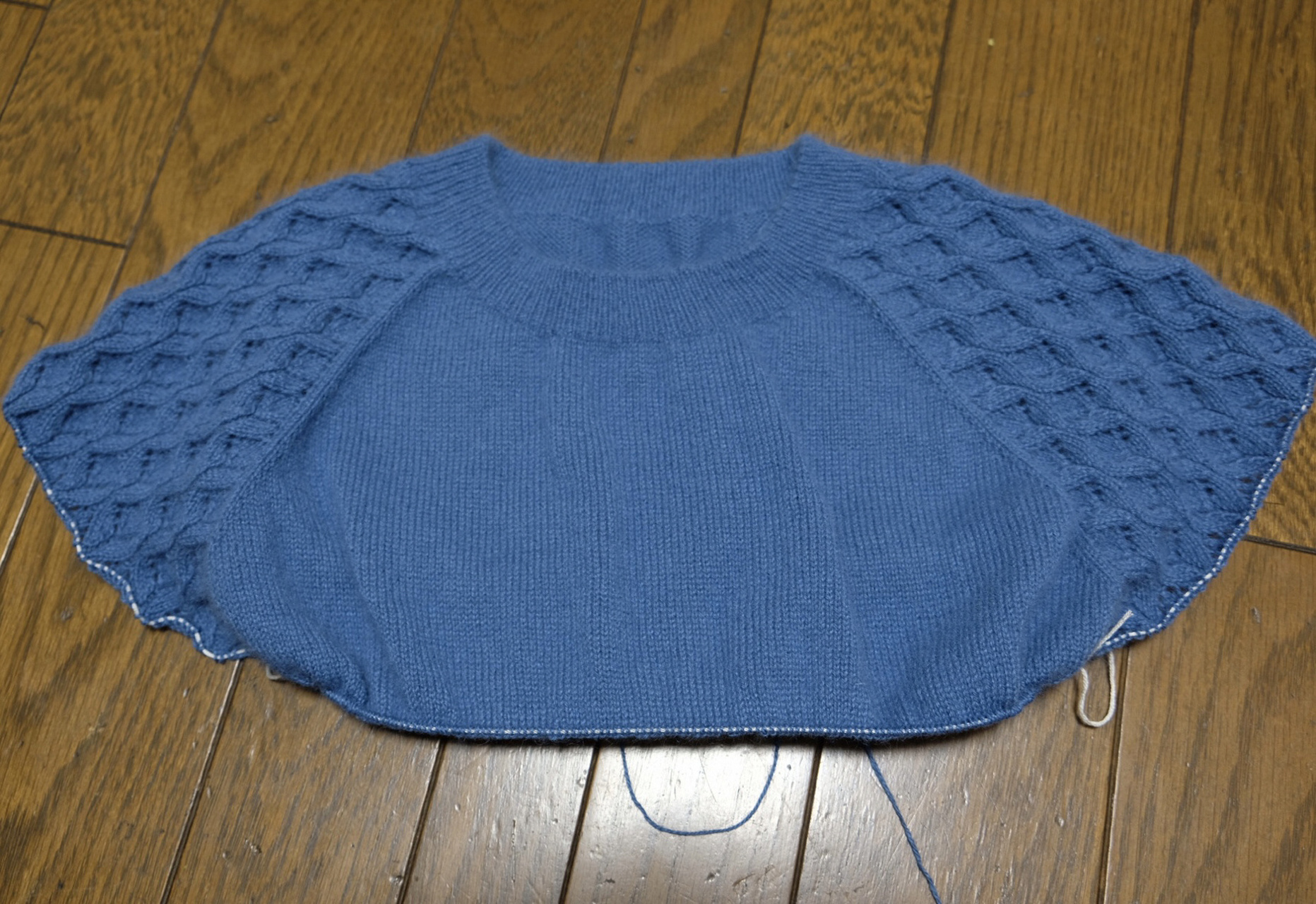 从上往下编织毛衣蓝莲花 育克放针48次,先把好织的大身圈了腋下加了10