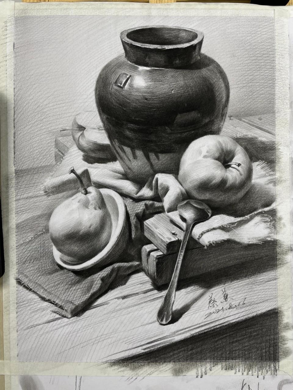 素描静物 素描静物步骤: (笔杆颜色:红色硬炭,黄色中炭,绿色软碳,银色