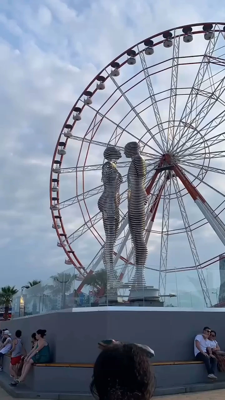 相爱确无法相拥92 格鲁吉亚著名旋转移动雕塑,阿里和尼诺的悲情爱情