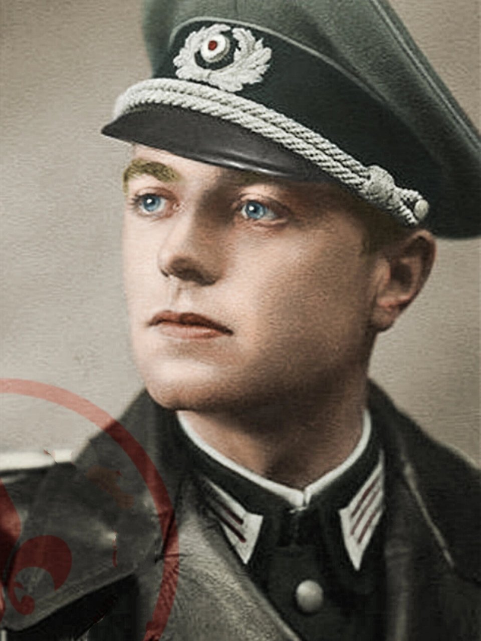 老照片上色:《帅气的德国皮衣军官》图为一名不知姓名身份的德国军官