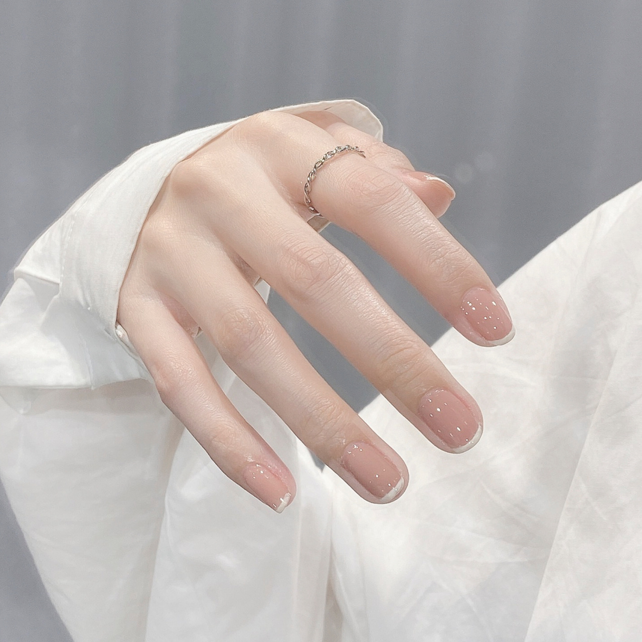 白月光93 裸色是自然的yyds 这个法式白边美甲真的是很好驾驭啊啊啊