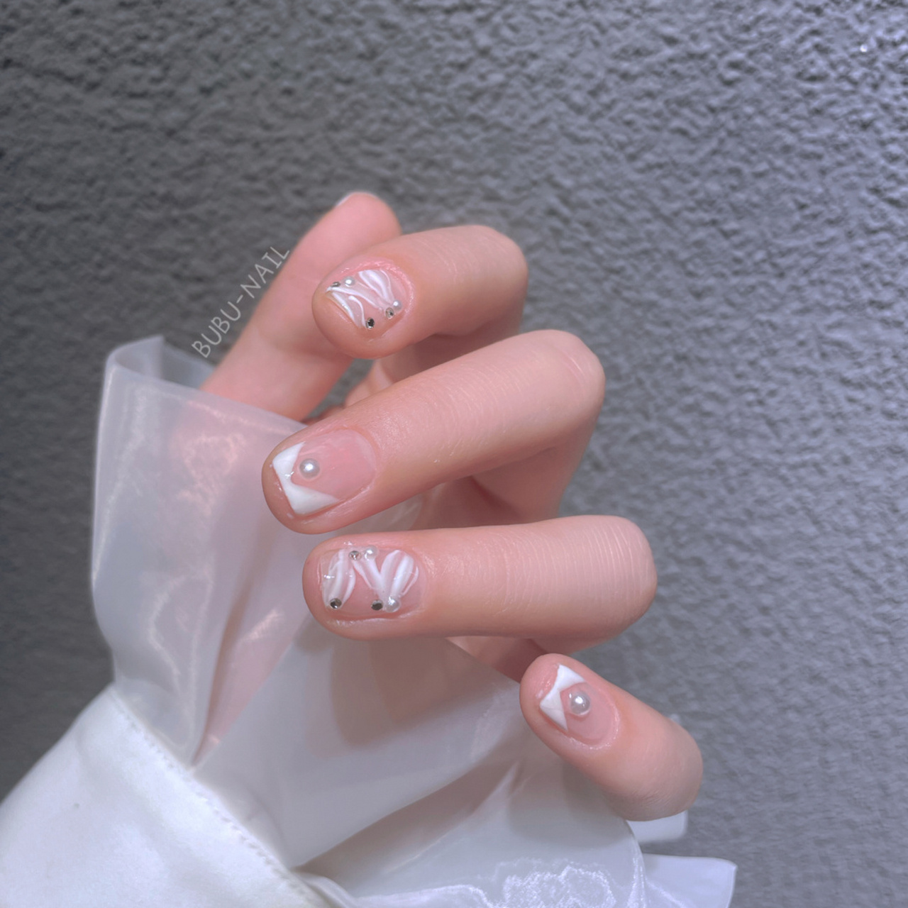 芭蕾舞鞋美甲|白色美甲|法式美甲 嗨喽呀宝宝们 今天给大家推荐一款