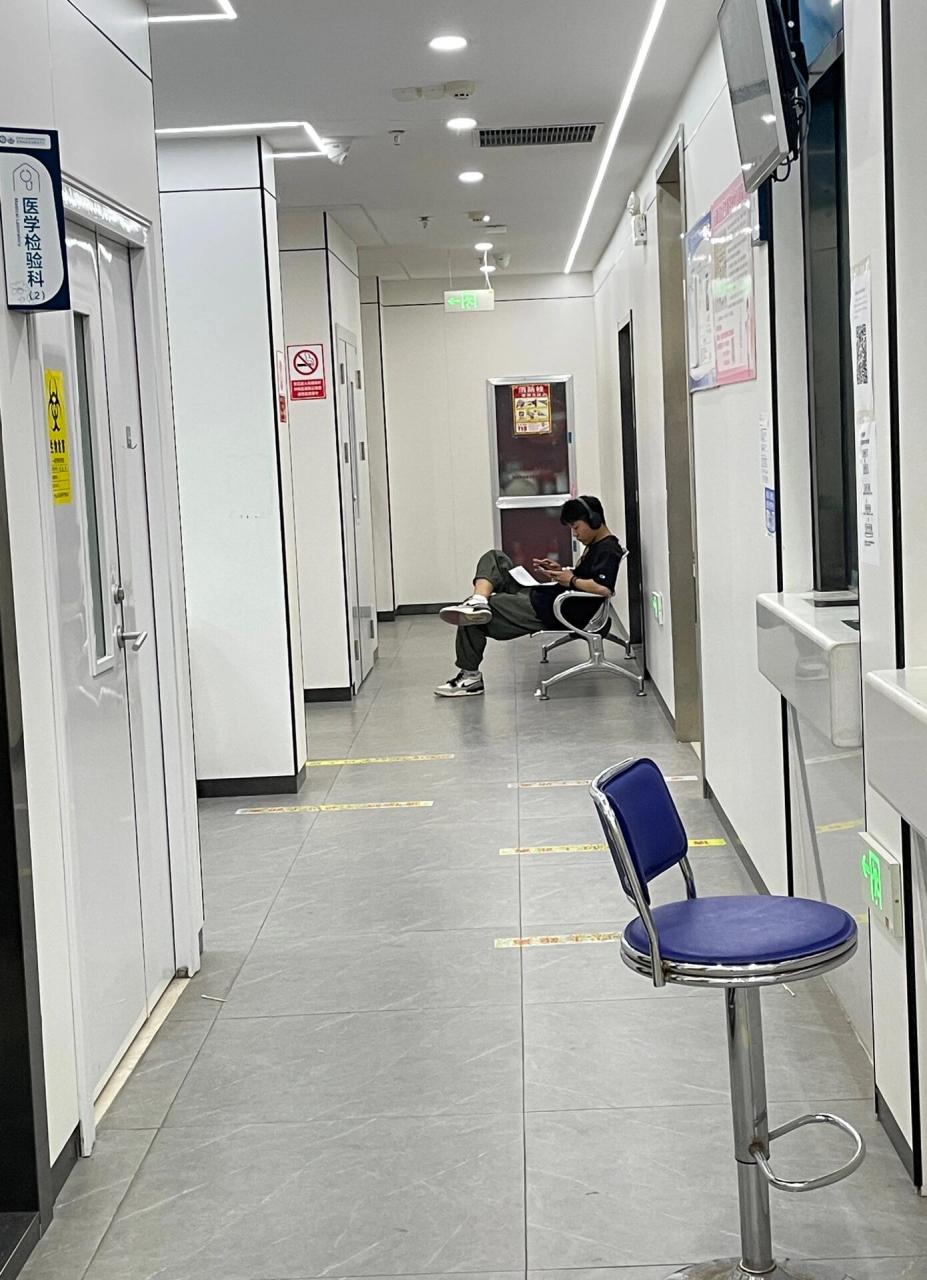 夏天大中午的太热太晒了怎么办   找个就近的社区医院啊   环境好