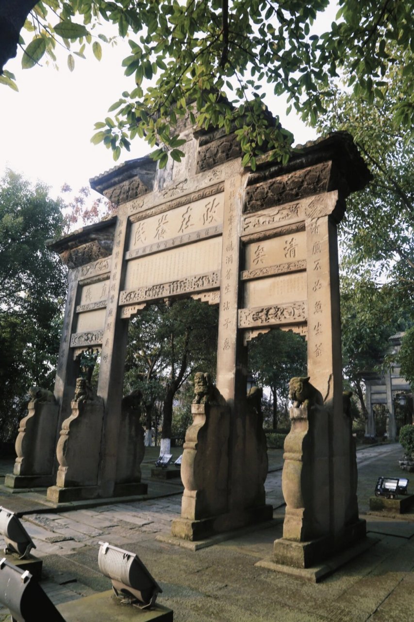 四川隆昌石牌坊群:雕刻时光,凝固历史 位于四川省隆昌市的石牌坊群,是