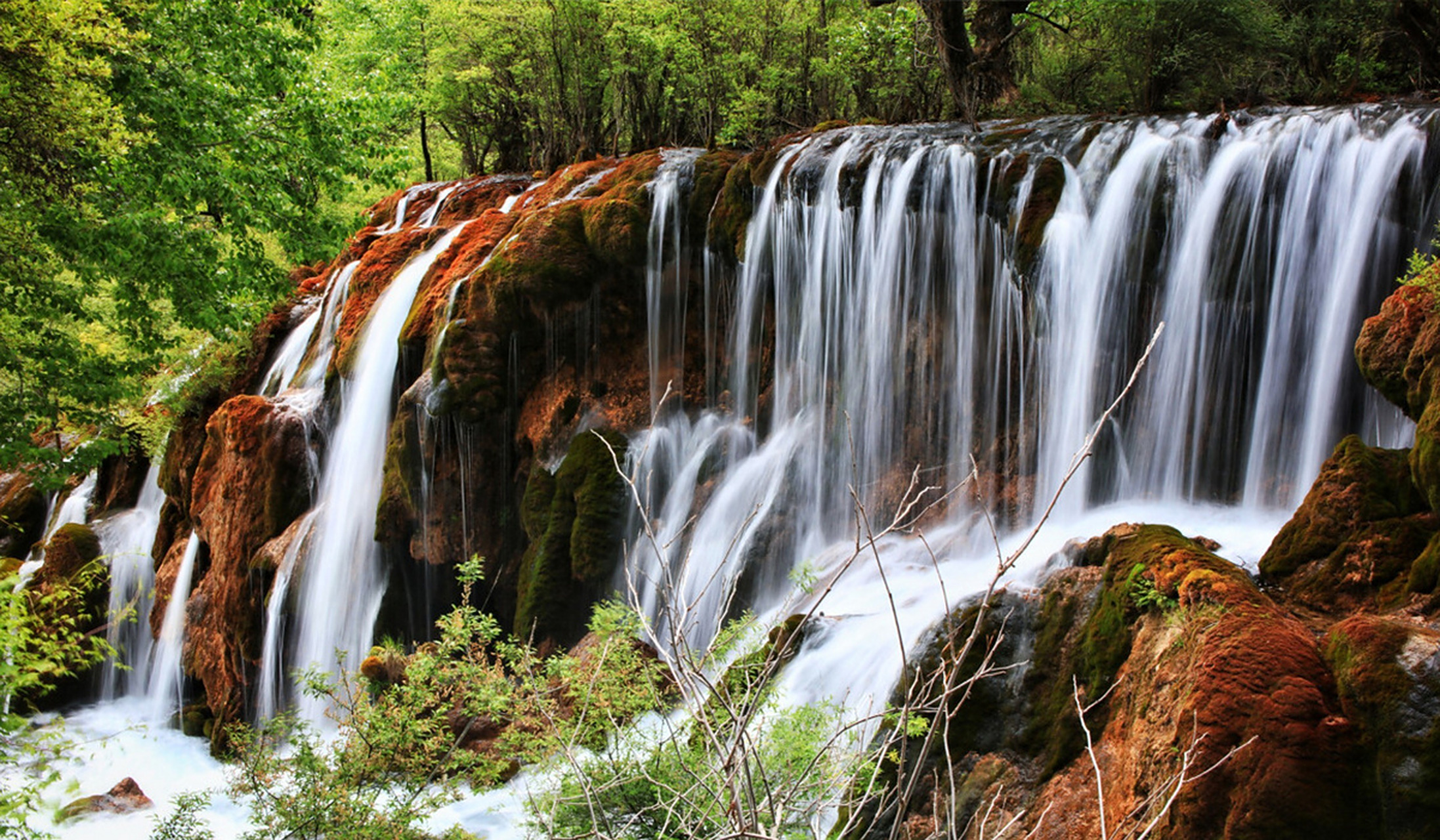 九寨沟最美景色盘点-瀑布篇 九寨沟的风景,主要以水景为主,而连接