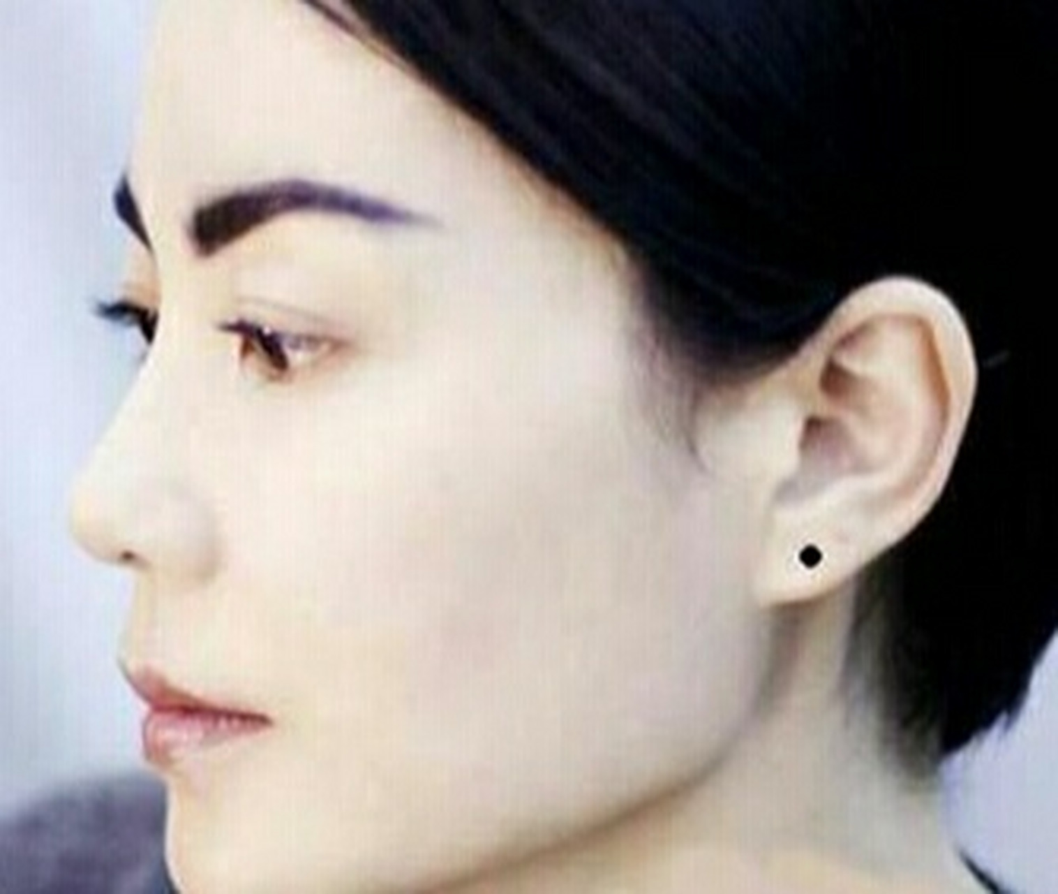 女人耳垂有痣意味着什麽 耳垂生得大而饱满,称为耳有垂珠,这是一种福