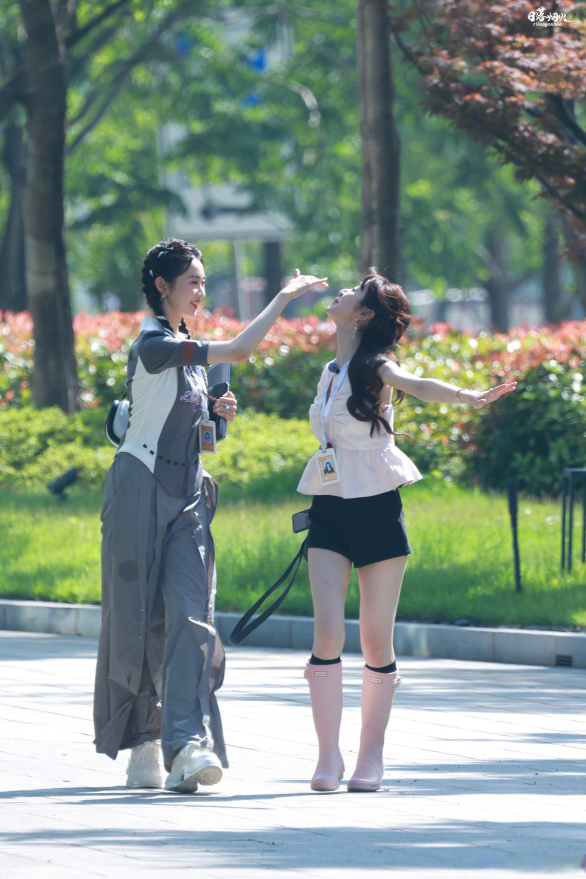 两个高个甜妹在一起好养眼,田曦薇身高168在张艺凡旁边都显得小只了