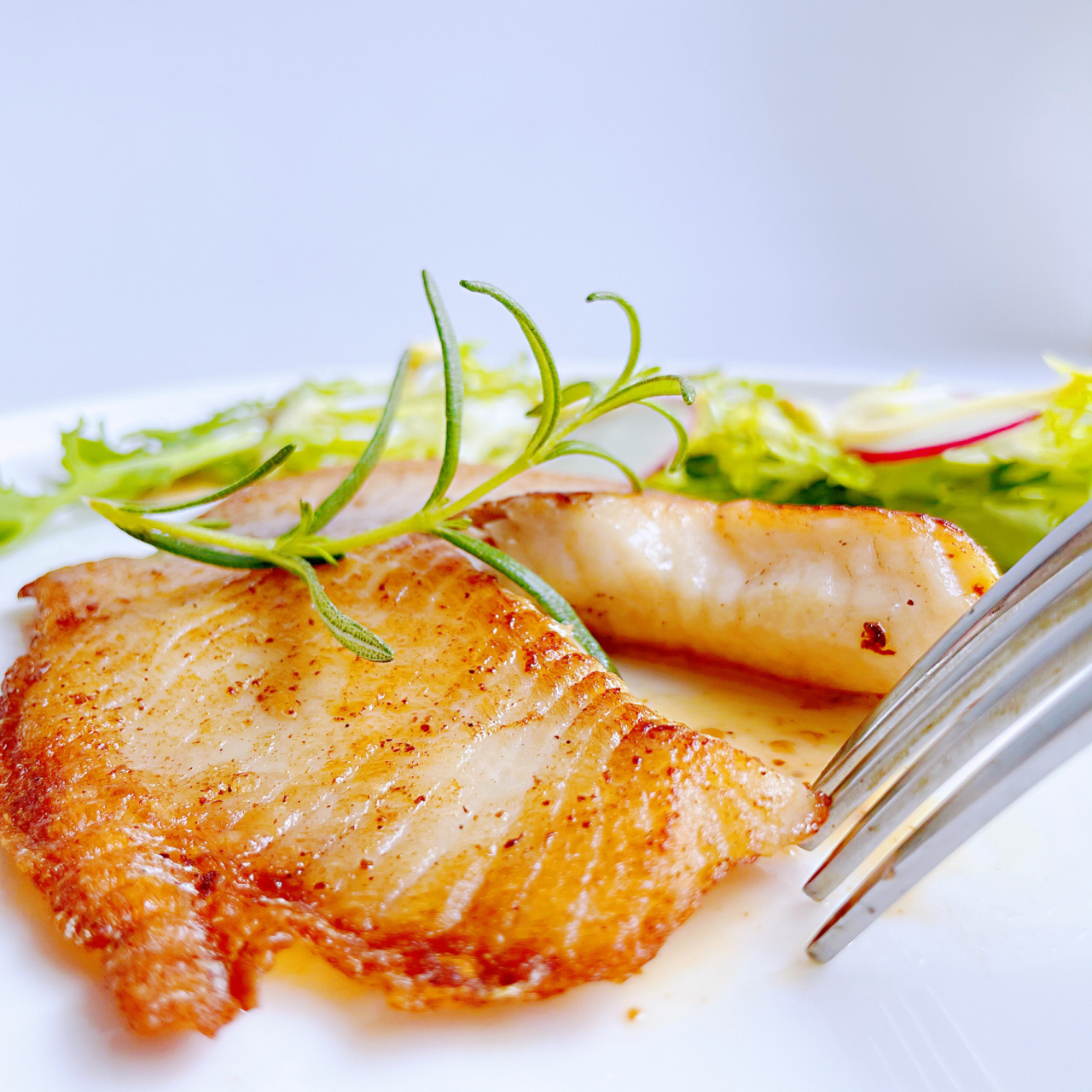 简单快手早餐香煎鲷鱼 | 鲷鱼沙拉 香煎鲷鱼超简单,鲷鱼片用黑胡椒粉