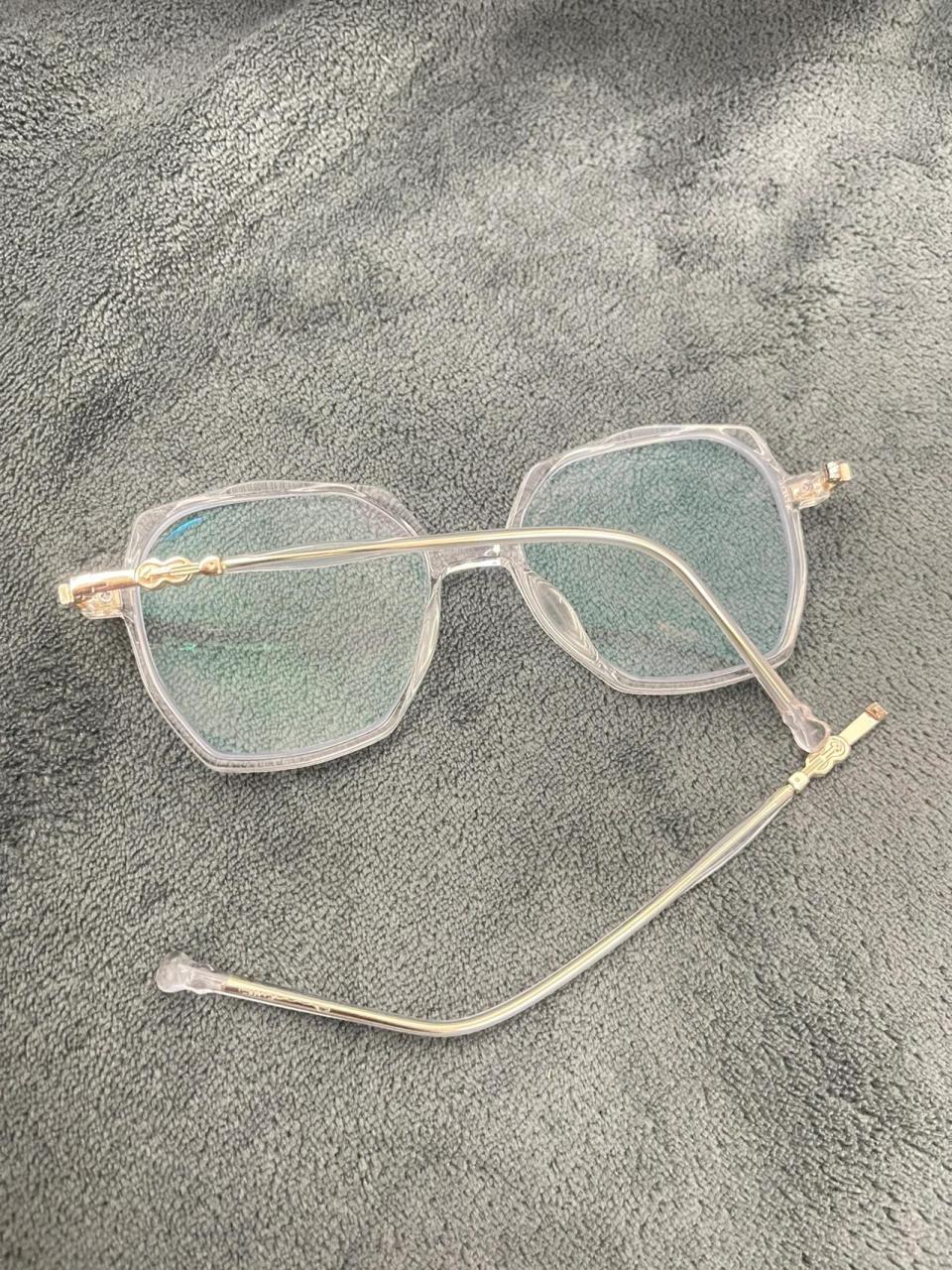 就想知道眼镜架断了能修吗 很喜欢的一个透明眼镜配了不到两个月02