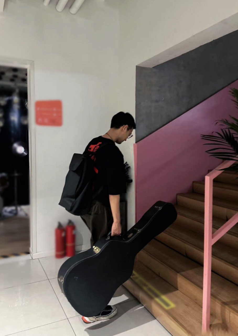 于湉# [月亮]#随时爆料老板# 随机捕捉到刚下班的老板[三哈]负重切行