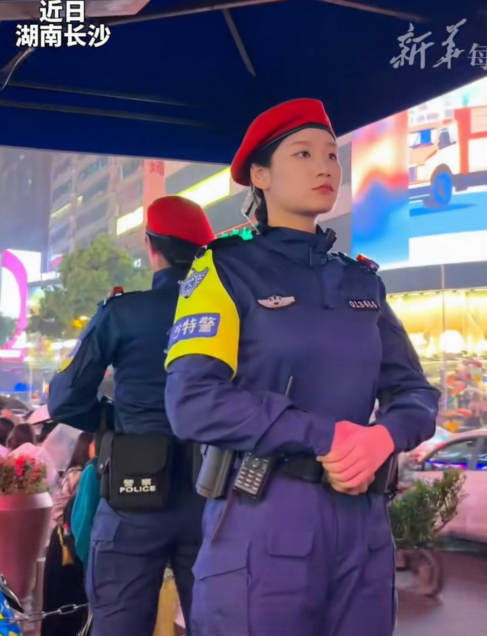 英姿飒爽的长沙女特警,制服越来越好了.红色贝雷帽很有辨识度