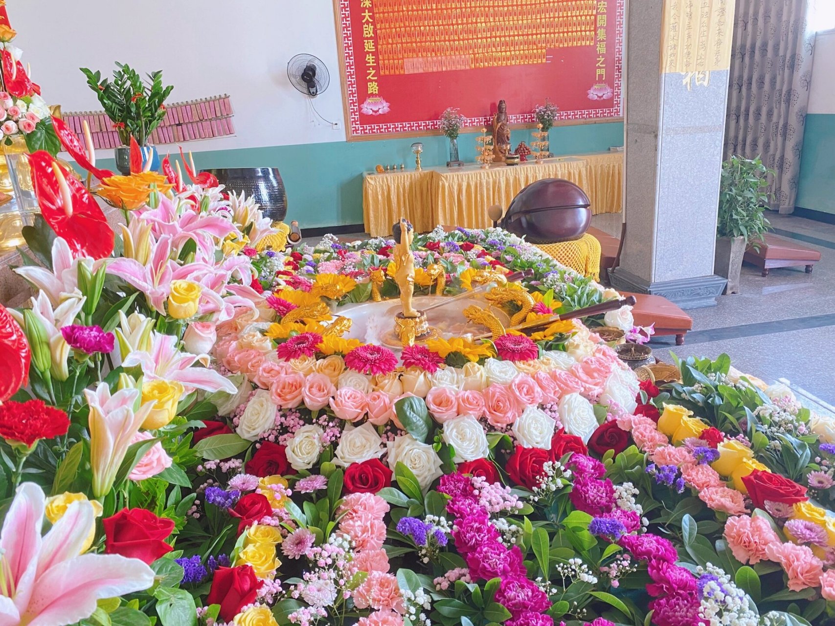 佛前供花 鲜花供佛,繁花似锦,四月初八浴佛节插花