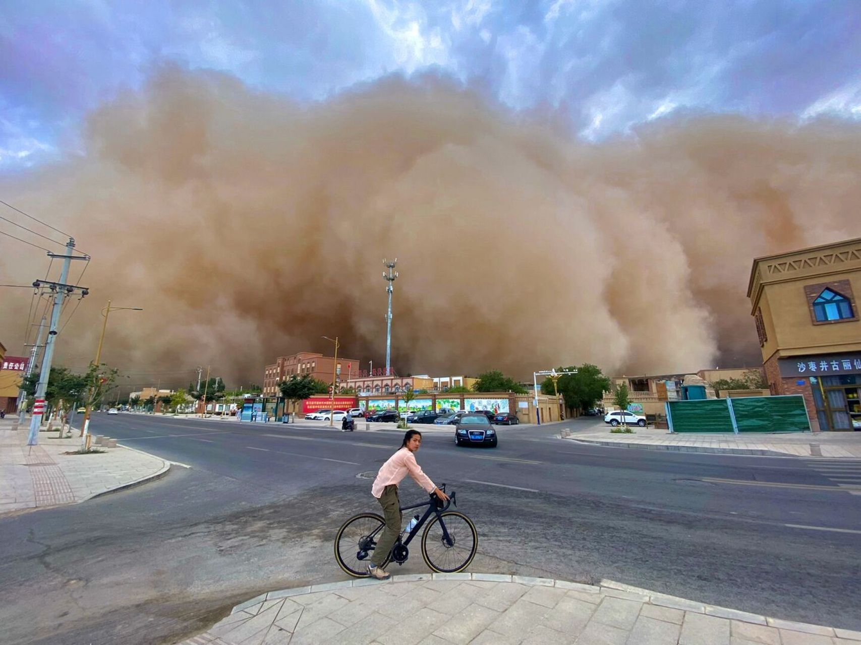 沙尘暴来袭 拍下这张照片的三分钟后 已置身于这场橙色风暴的核心中