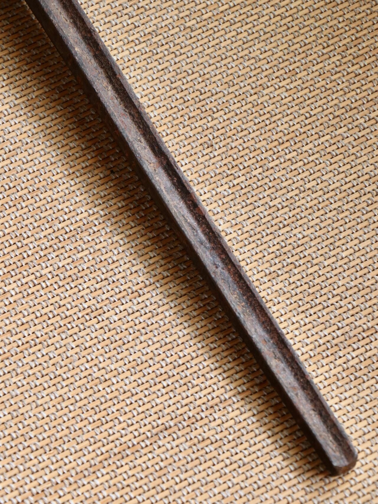 铁,尺寸:长58,此器为中国古代的一种冷兵器,没有锋刃,锏身为四棱,线条