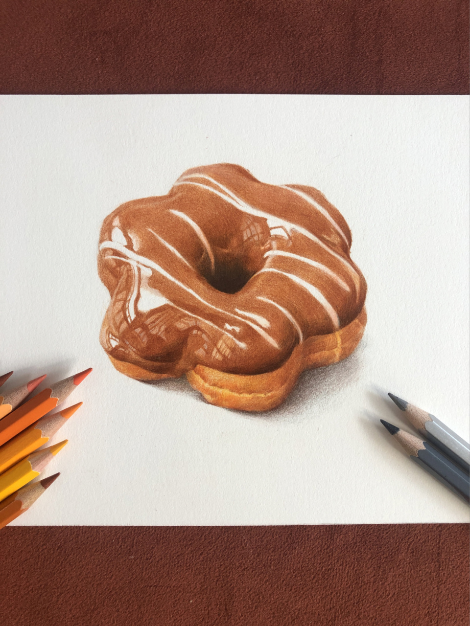 今天就和大家分享彩铅画甜甜圈的步骤 11566第一步:用铅笔轻轻