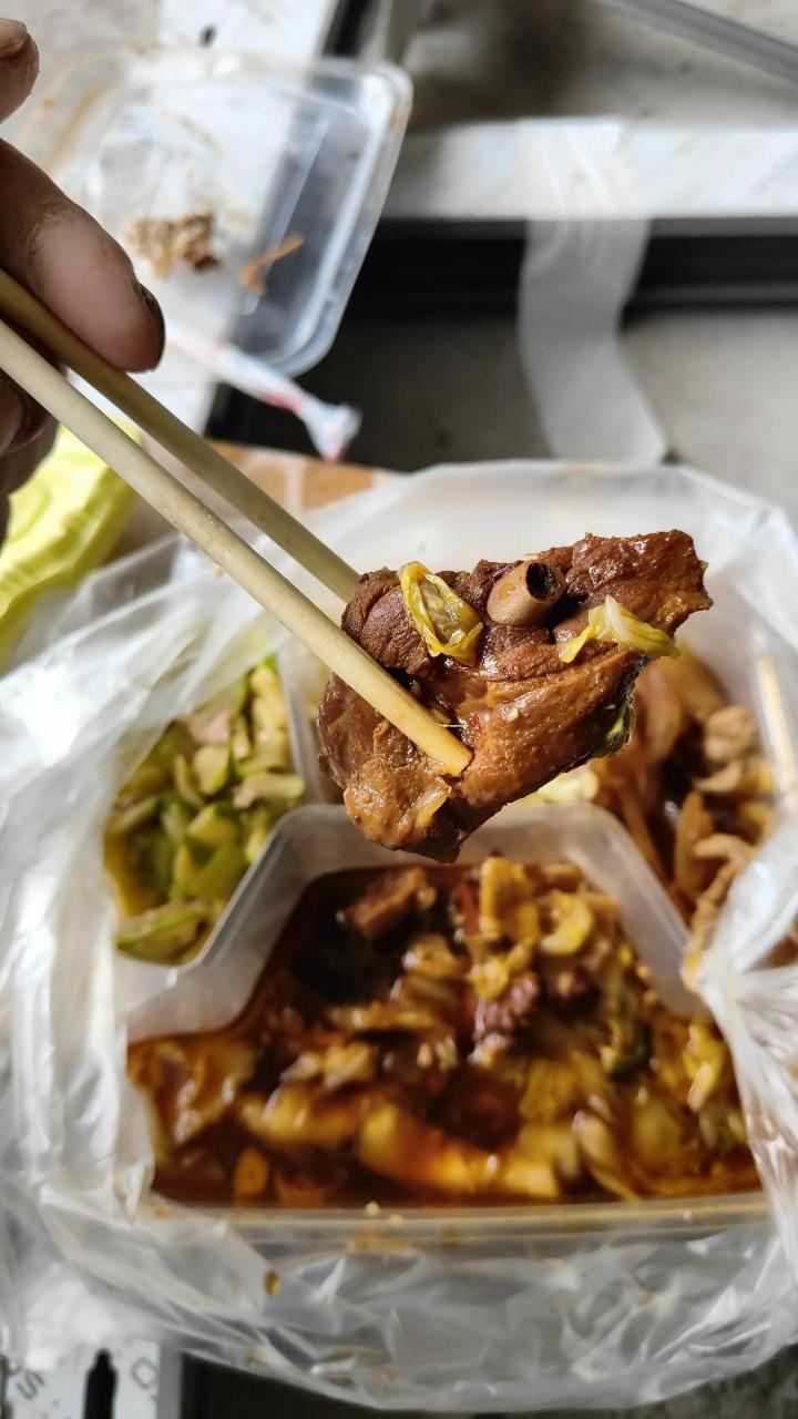 微头条生活养成计划 上海工地一份12元的盒饭能有多少利润.