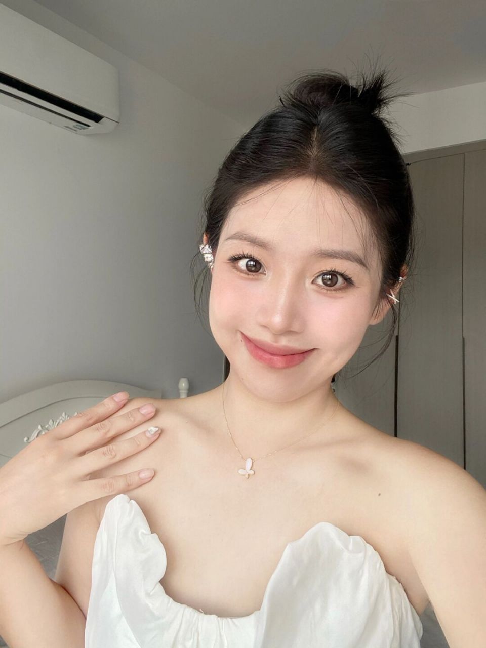 日常妆容打卡# #短发扎发# #夏天短发扎# #中分丸子头