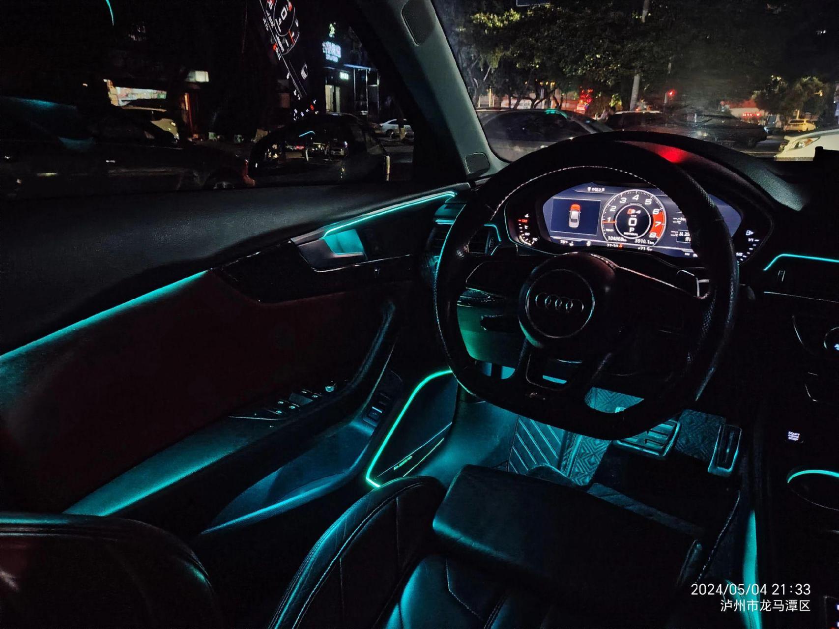 18款奥迪a4l,升级专车专用64色氛围灯,发光喇叭圈,升降高音,加班完工