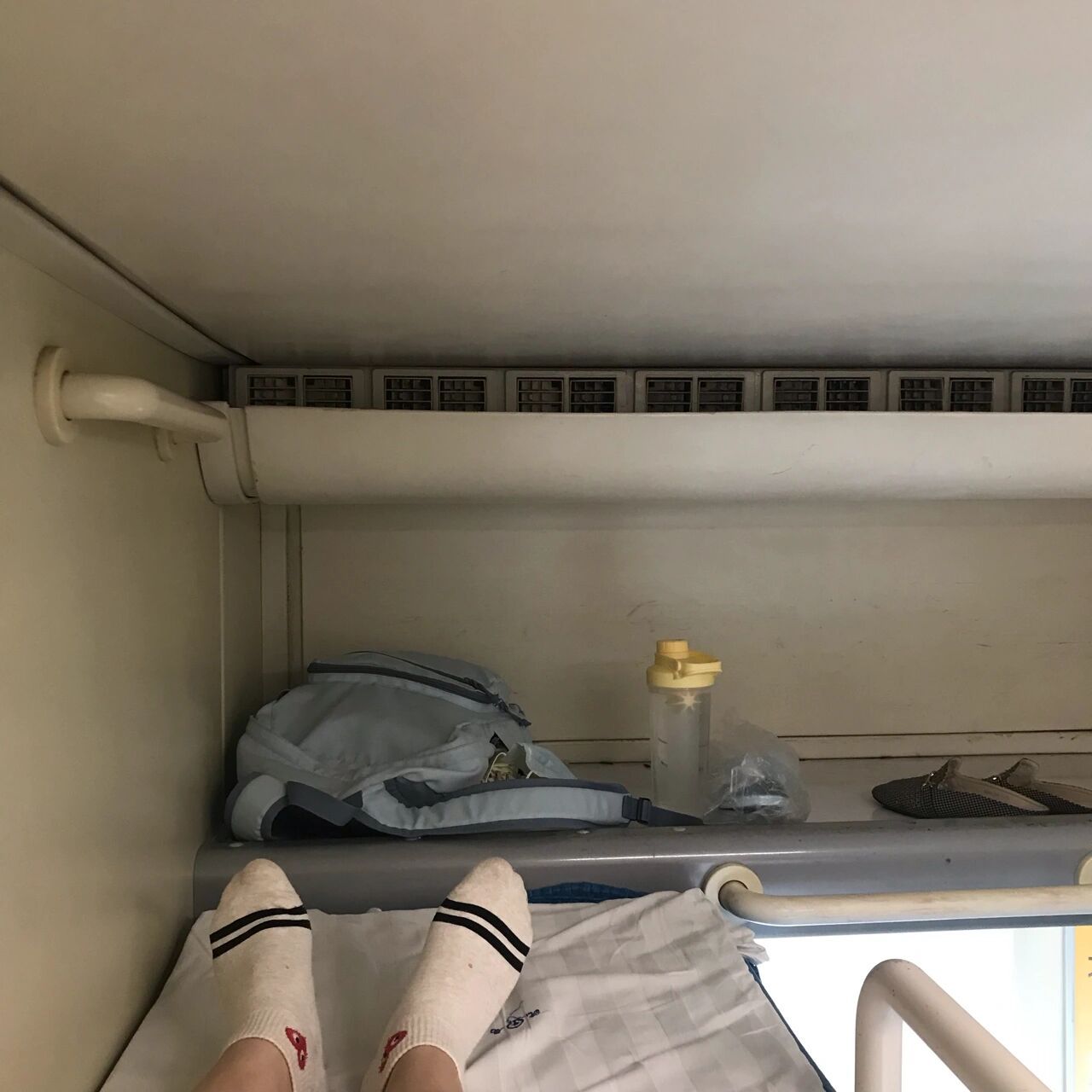 08火车硬卧上铺的体验 真的直不起来腰!