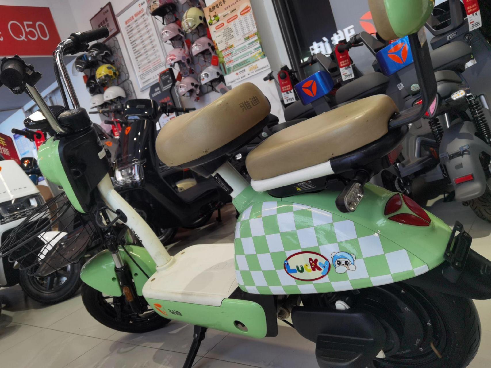 速秒,雅迪《领跑乐思》,48v12铅酸电池,续航25公里左右,前后液压油