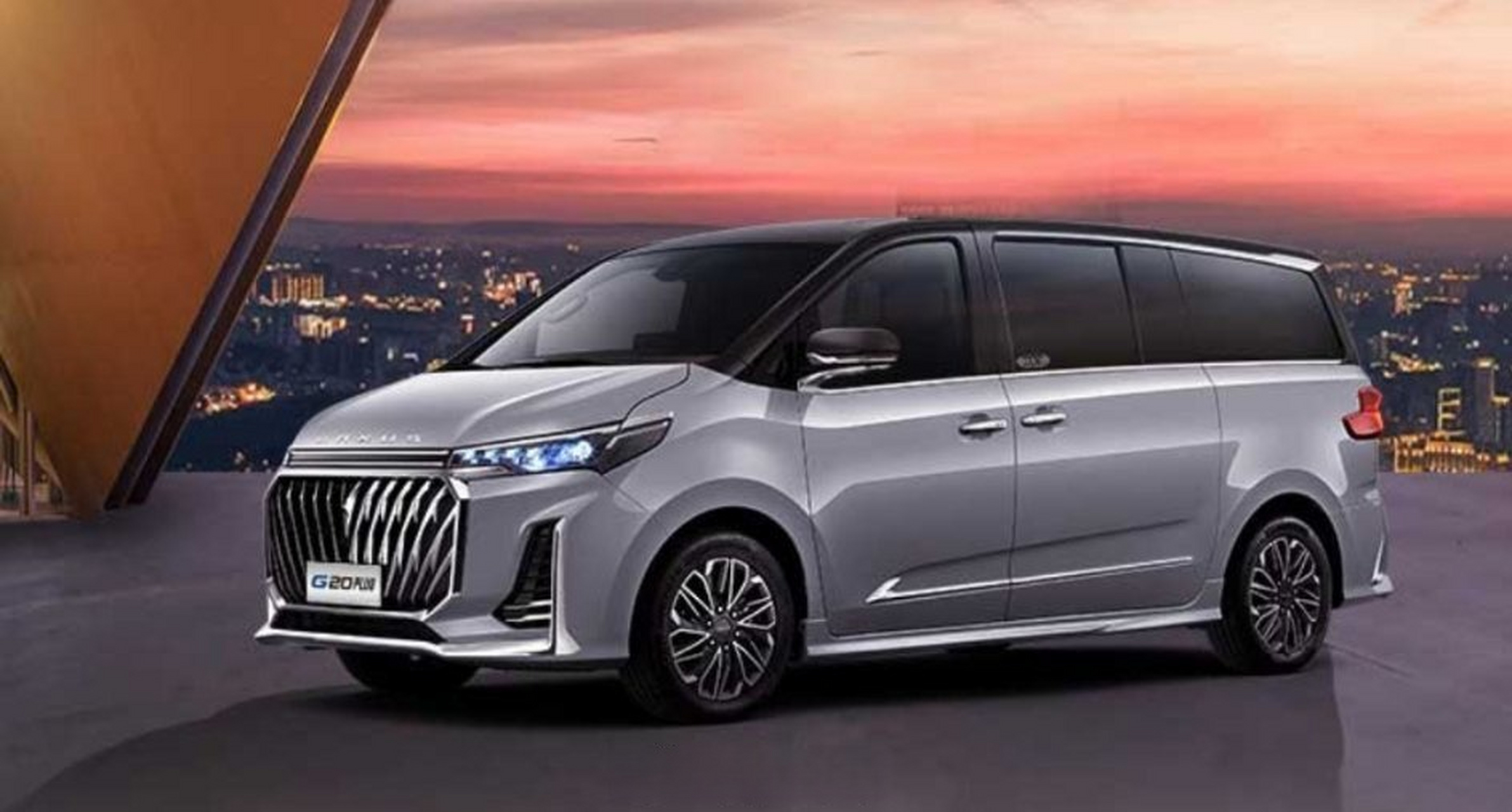 上汽大通maxux g20 plus 2.0t汽油自动卓越版车型正式上市,售价为18.