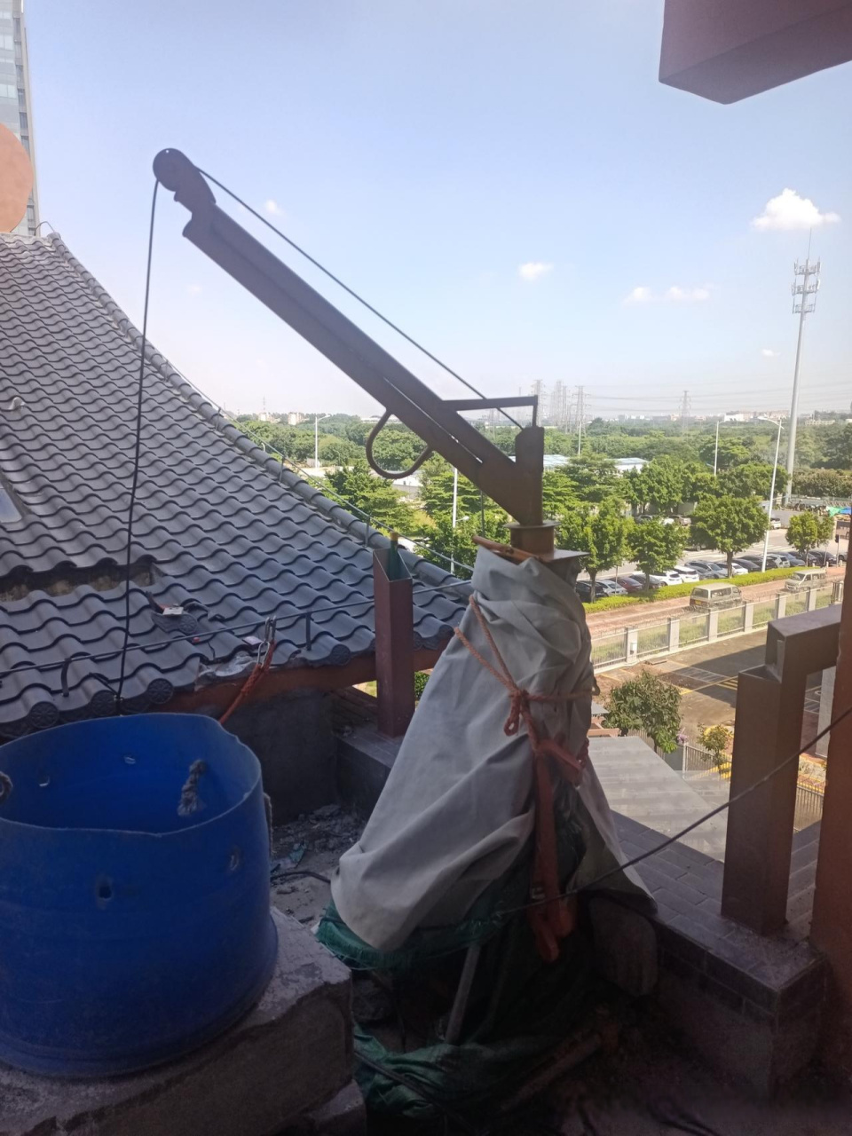 自制的适用工具,滑轮小型吊机.