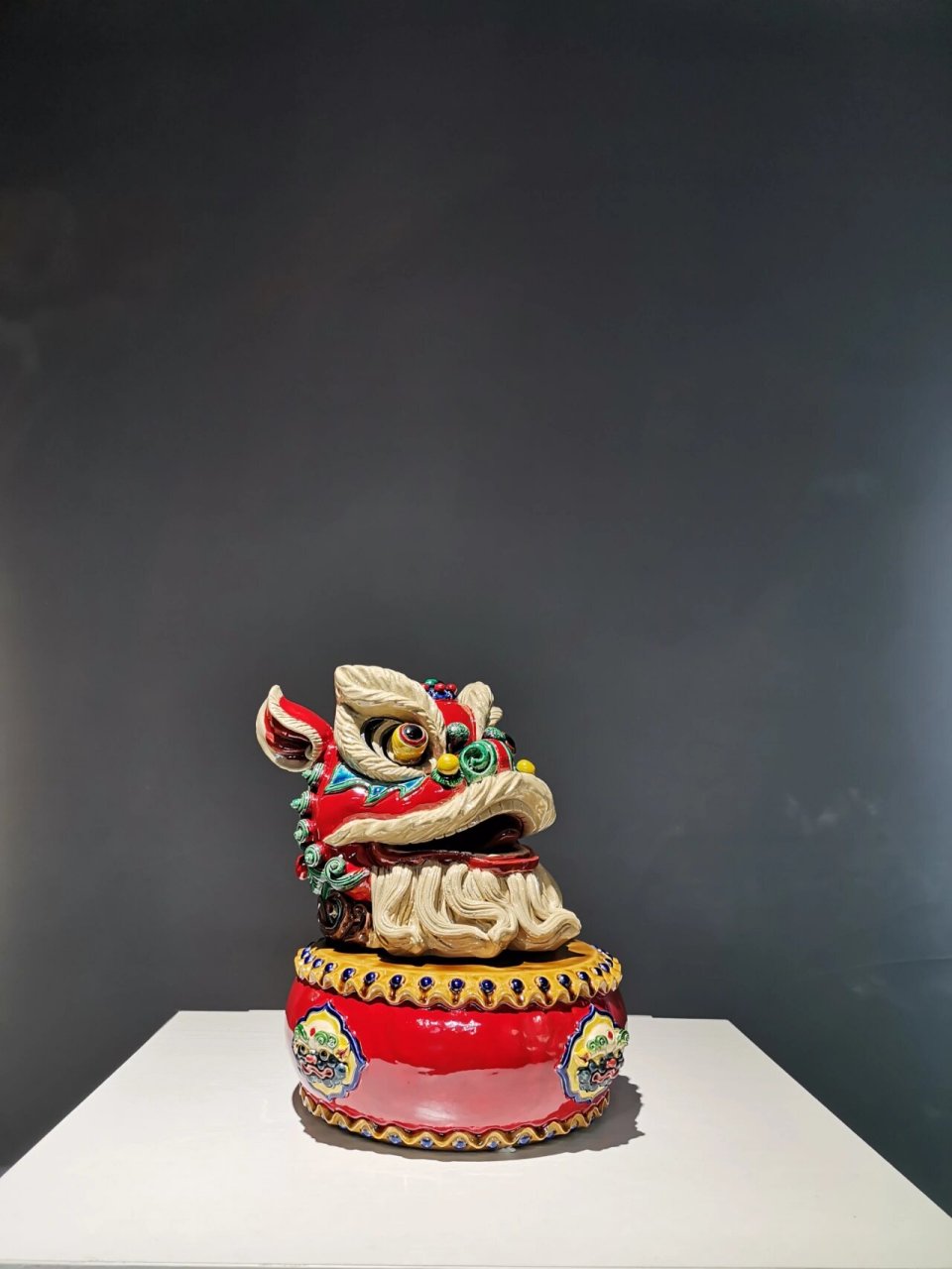 醒狮陶艺文创 醒狮每种颜色的代表含义有以下3点: 1,黄色,黄醒狮代表