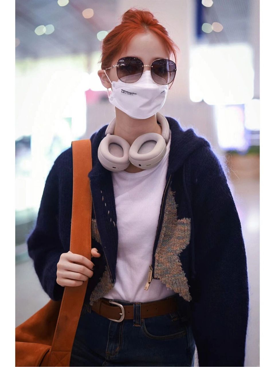 欧阳娜娜今日机场街拍私服,穿低腰牛仔短裙的红发娜娜,好辣呀!