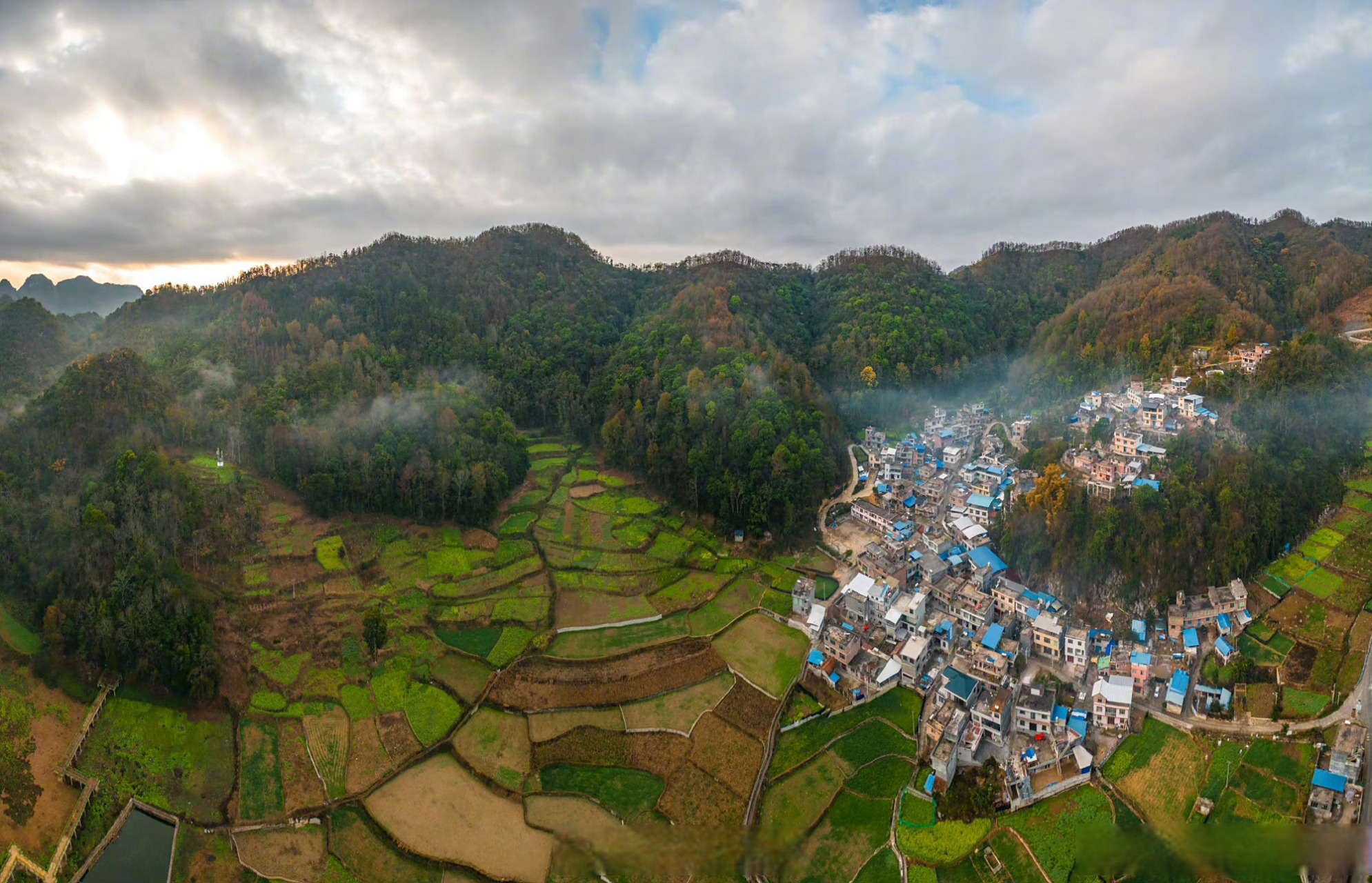 【#晨雾缭绕下的村庄宛如水墨画#】14日,贵州黔西南州大塘村,群峰环抱