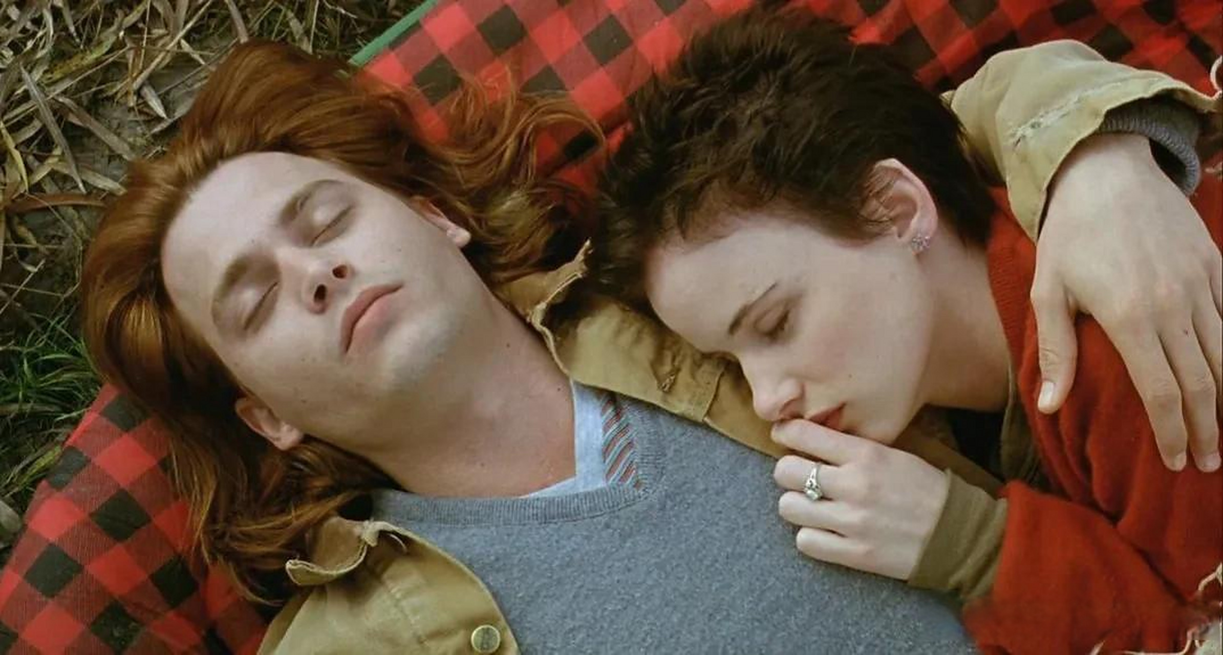 电影《不一样的天空》以父亲的自杀和母亲痛苦后的暴食为引,在困窘中