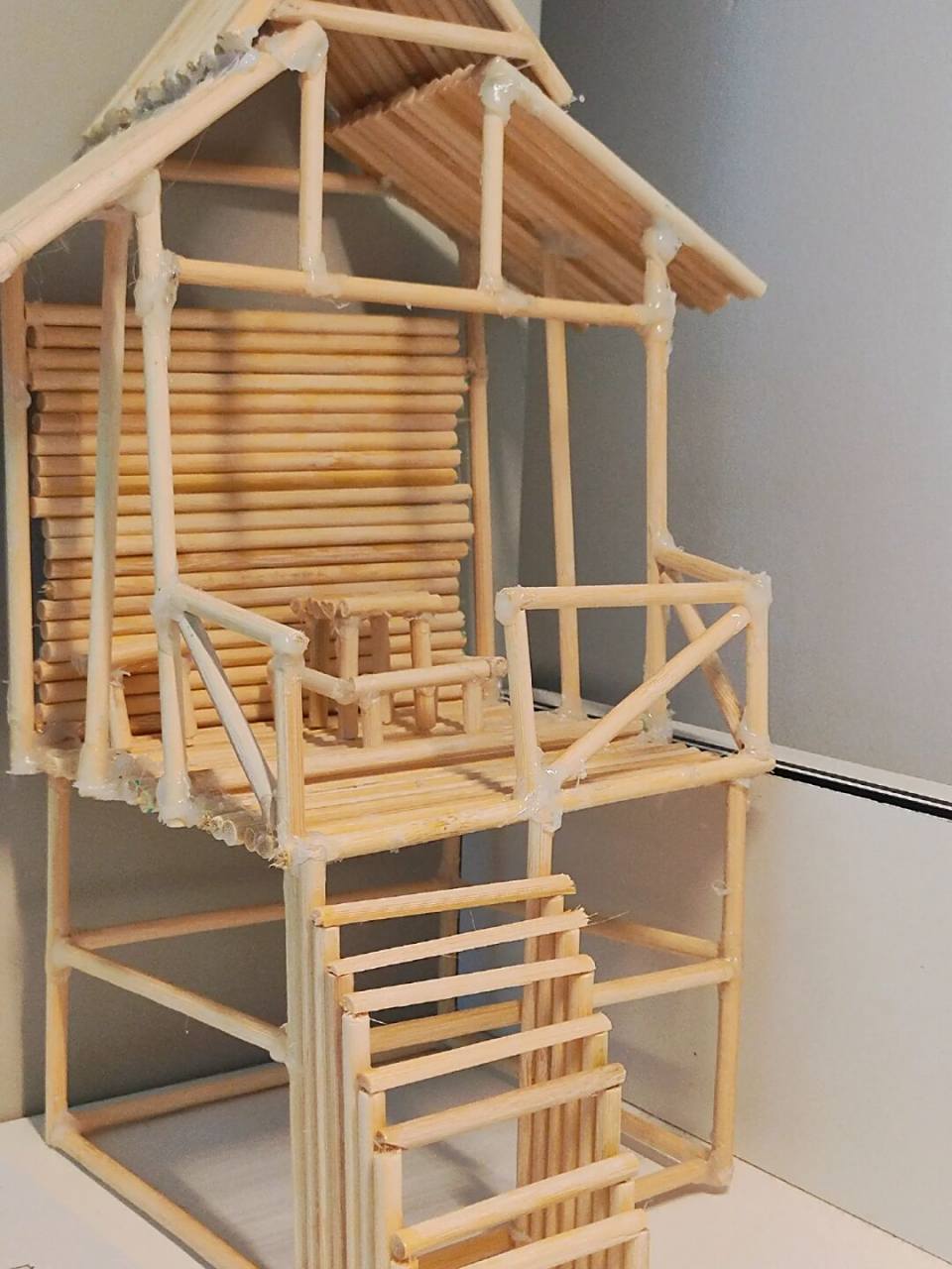大学生作业:手工制作-傣族竹楼 纯手工制作傣家竹楼 材料: 一次性筷子