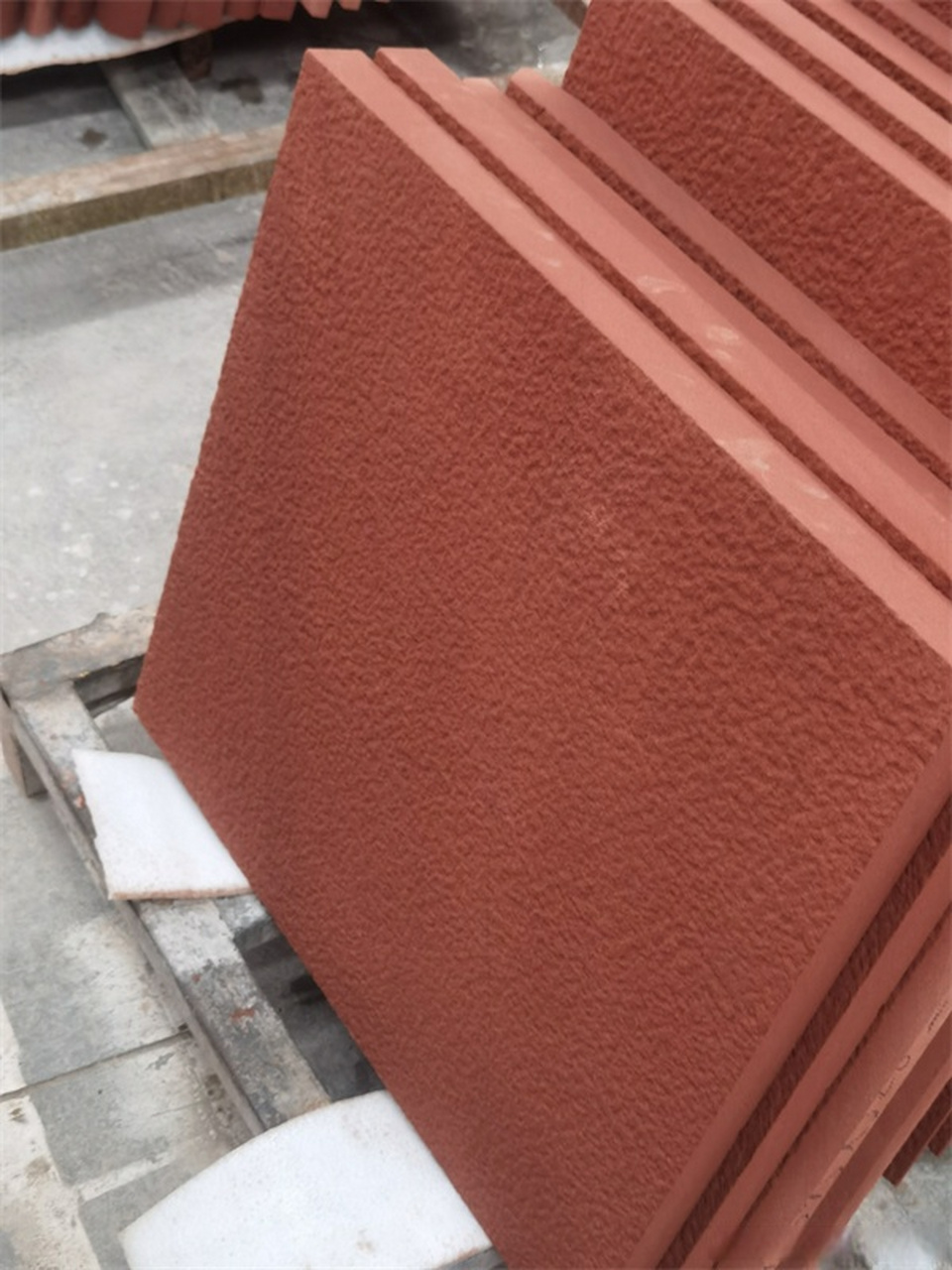 红砂岩是一种由砂岩氧化铁形成的红色或棕红色岩石,分布于中国西部