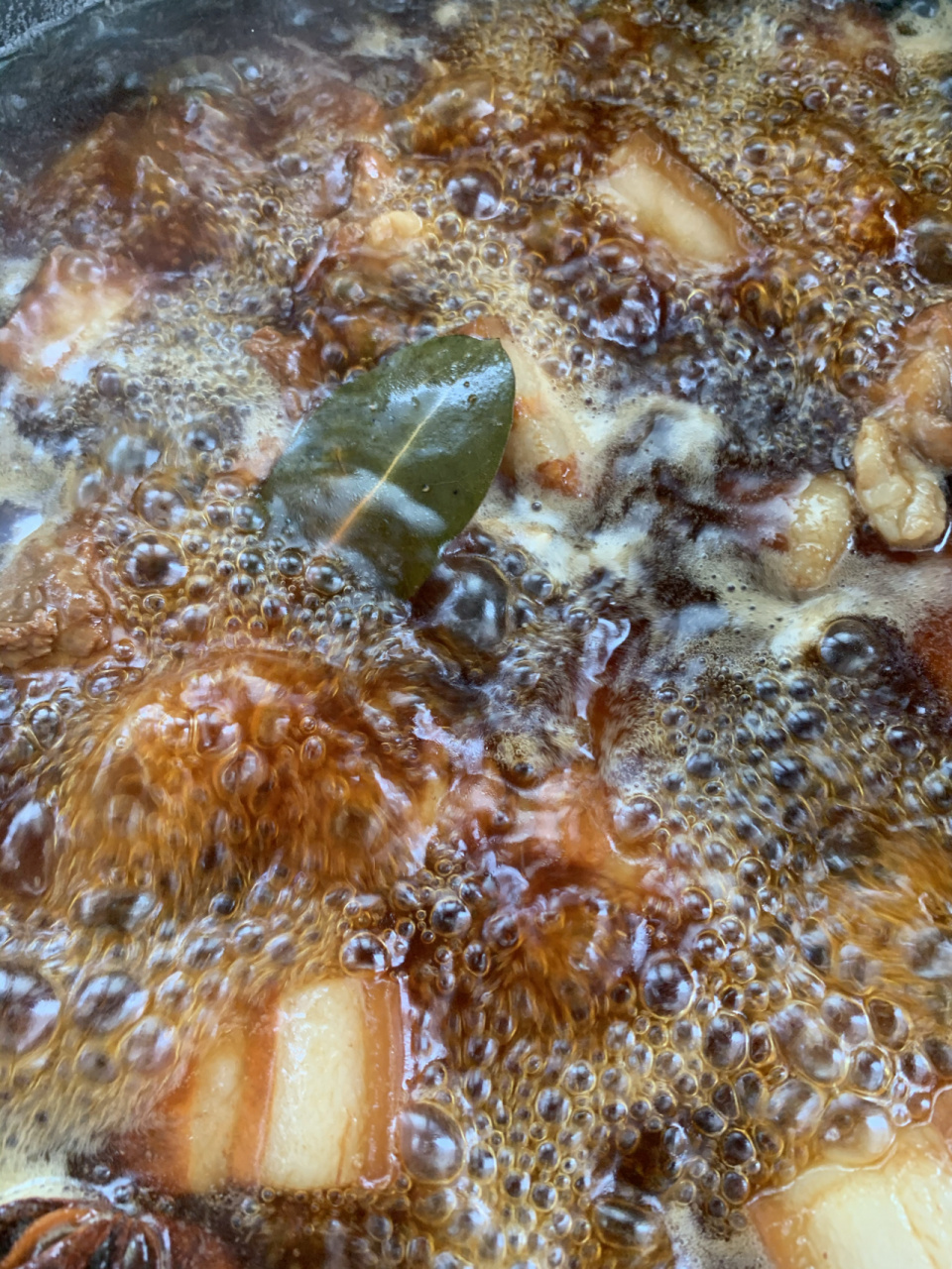 五花肉切块,入凉水加料酒飞水去腥; 2.