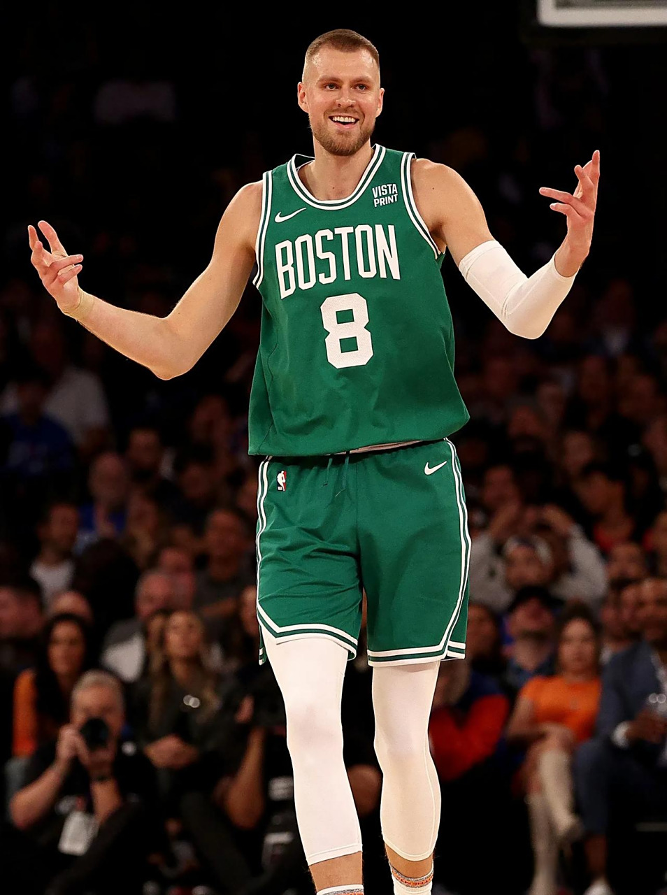 波尔津吉斯:身高2.21米,臂展2.