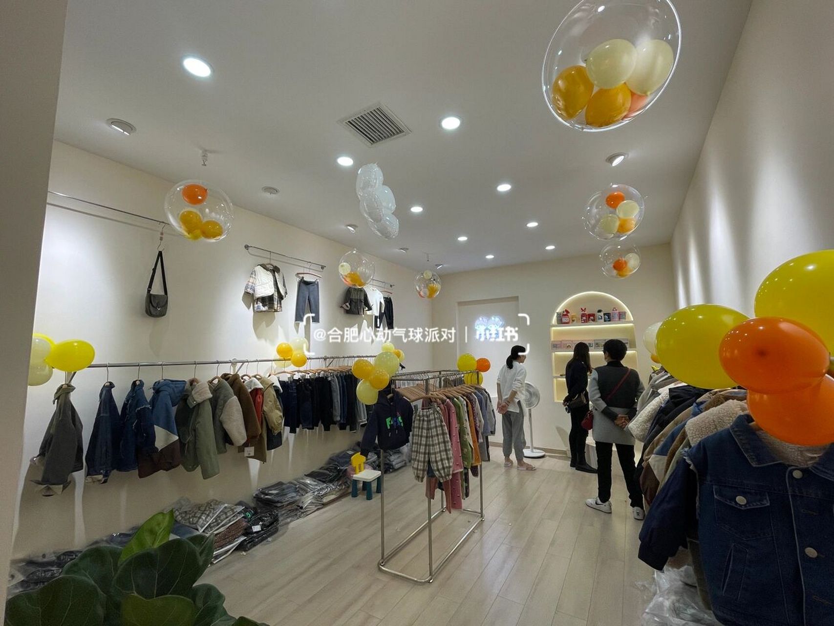 小县城童装店开业气球布置 #开业大吉生意兴隆# 温馨暖暖的童装店