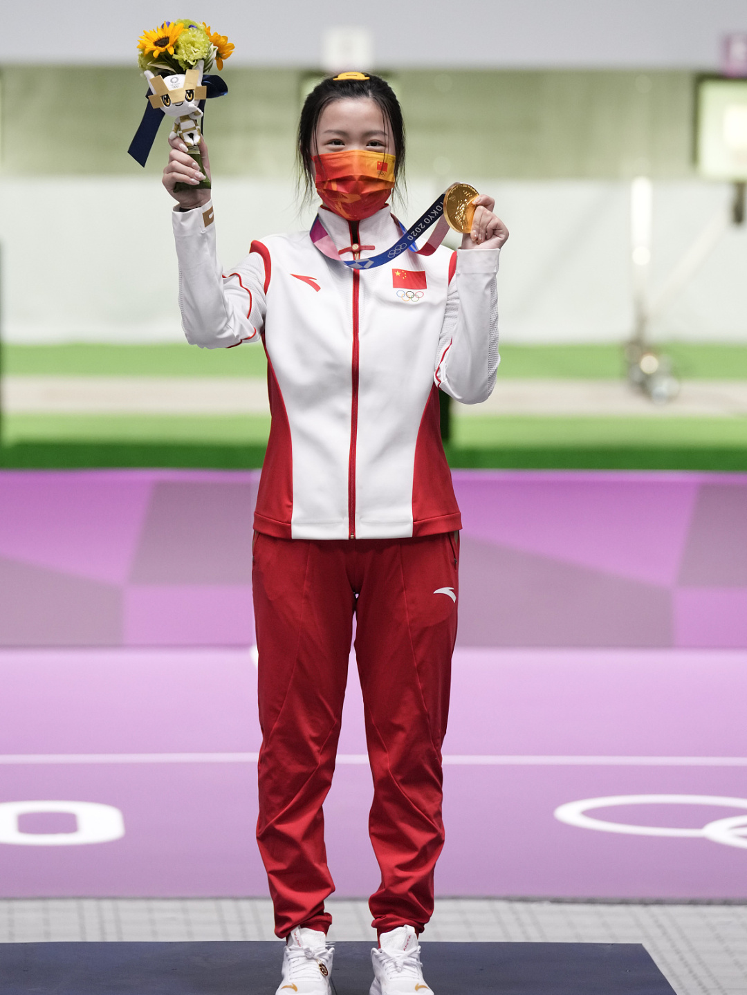 中国"00"后小将,来自清华大学的杨倩不负众望一举夺冠,拿下东京奥运会