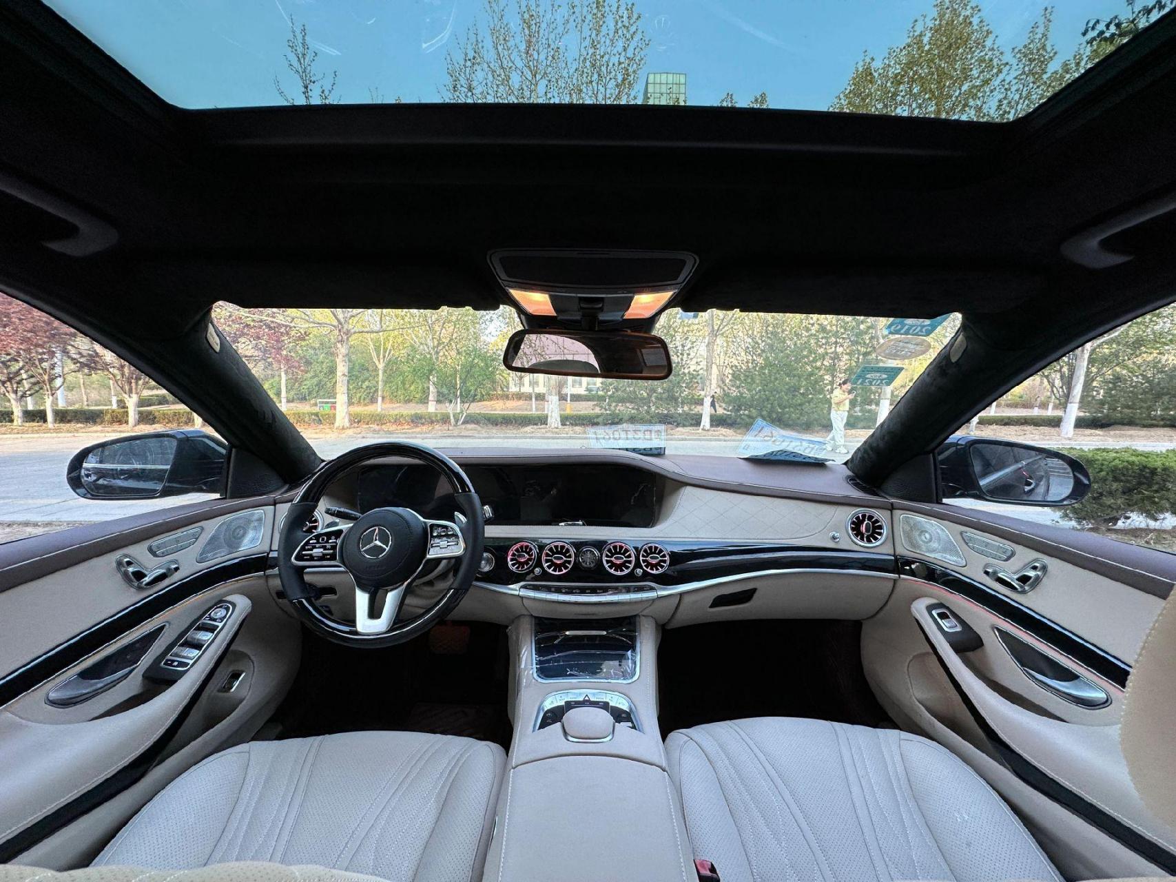 1升级2020款奔驰迈巴赫s680l,经典黑色外观象牙白内饰 新款方向盘座椅