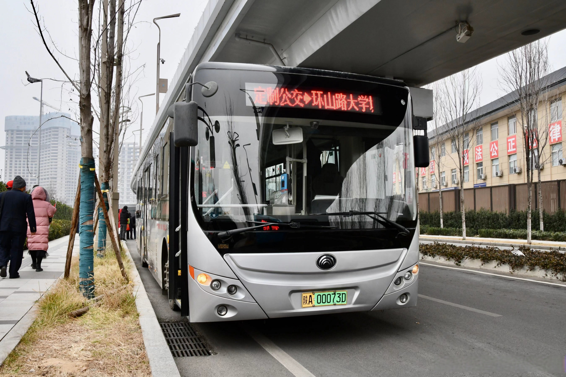 【#助力开学季#  西安公交开启全力"护学"模式】  西安大中小学陆续