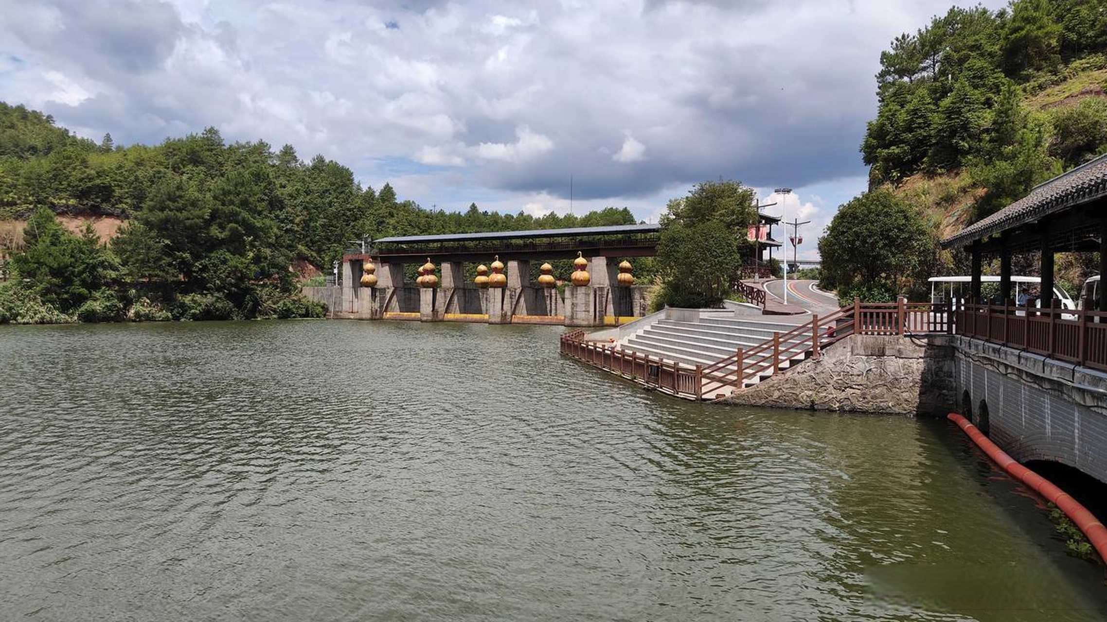 会昌汉仙岩,爬山太热,游湖,吹吹凉风还是不错,全程需要一个多小时.