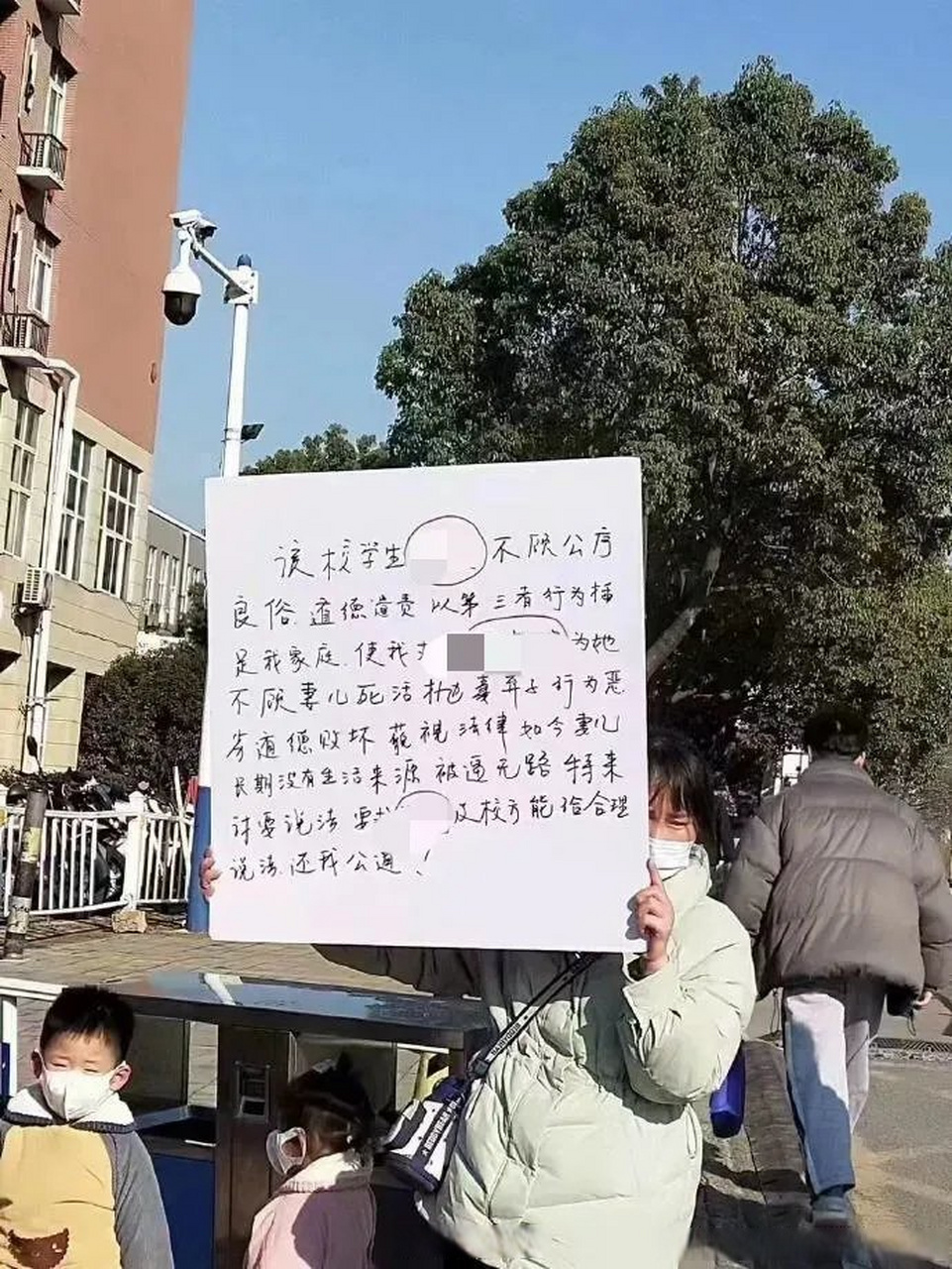 事情真相咱不说,某华学院的舆论工作是得好好加把劲了.