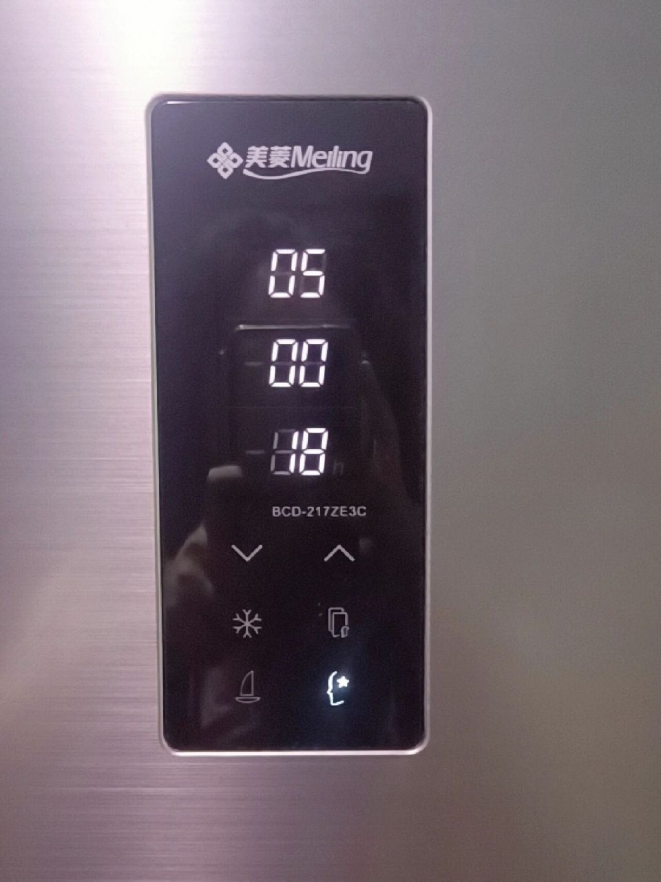 美菱冰箱怎么调温度啊 租房这几个按钮啥意思都不知道大半夜发现变温