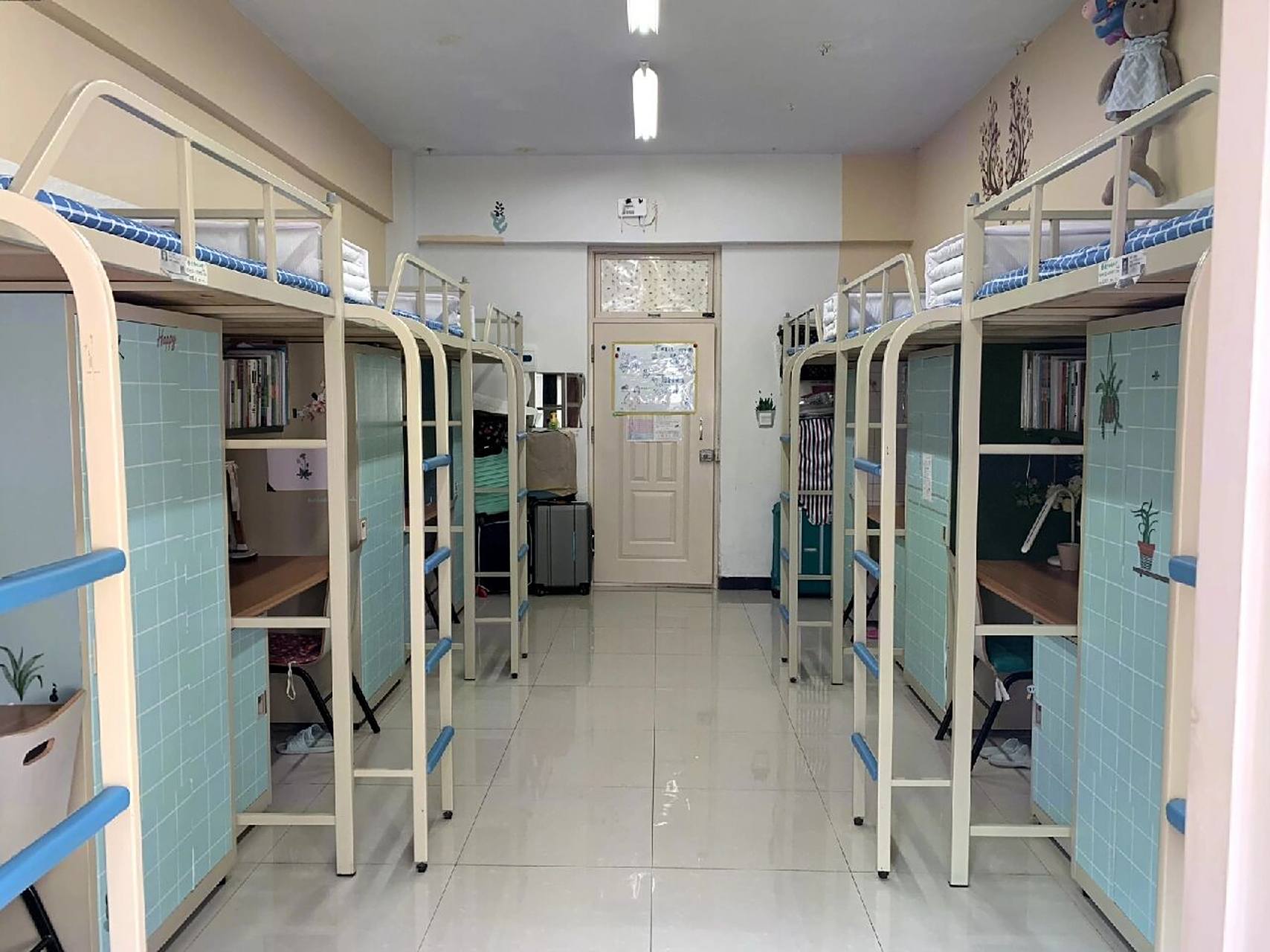 辽宁师范大学西山校区宿舍 女生是6人寝 男生是4人寝 上床下桌  无