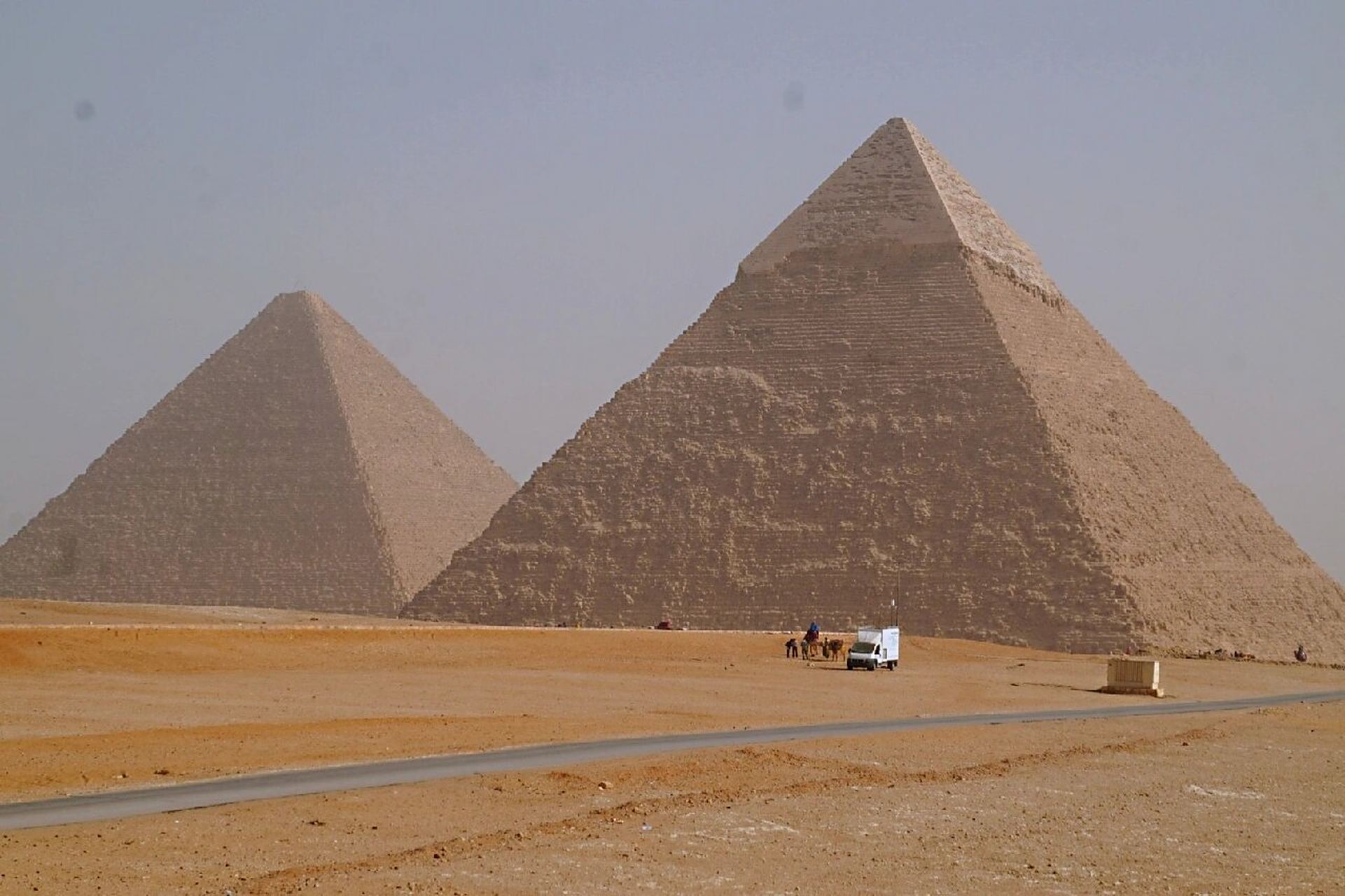 胡夫金字塔,是埃及金字塔最突出的一个,高146.59米,相当于四十层左右